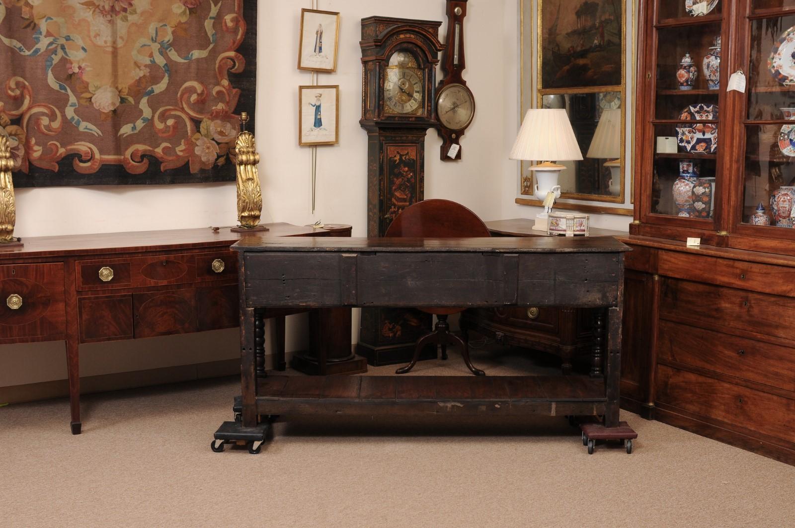 English 19th Century Dresser Base in oak with 3 Drawers, Turned Legs For Sale 4