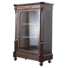 Englischer Beistellschrank/Vitrine, ebonisiert und mit Intarsien, 19. Jahrhundert