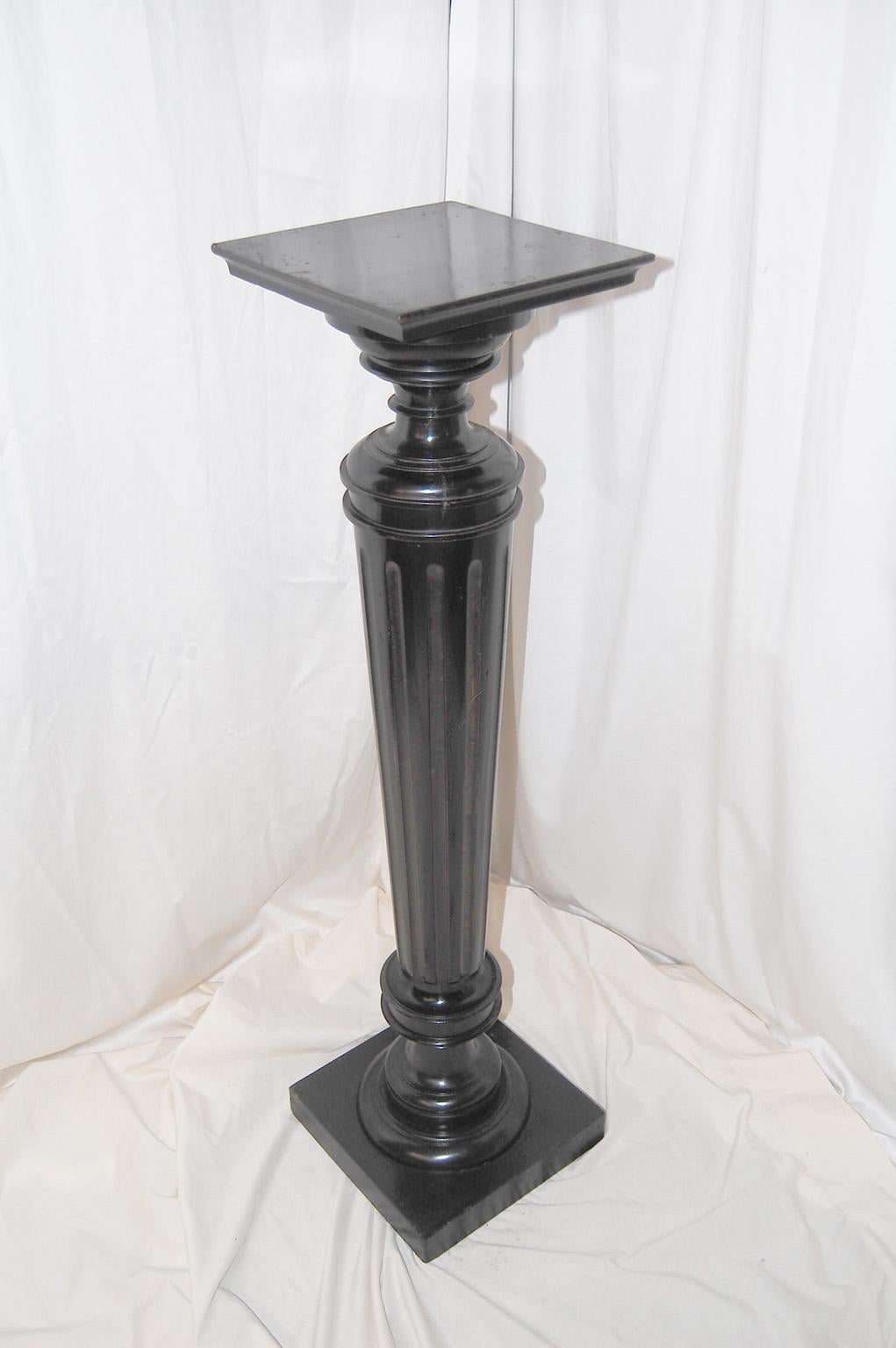Englisch 19. Jahrhundert Ebonized Torchere vierundvierzig Zoll hoch, Reeded Säule (Holz)