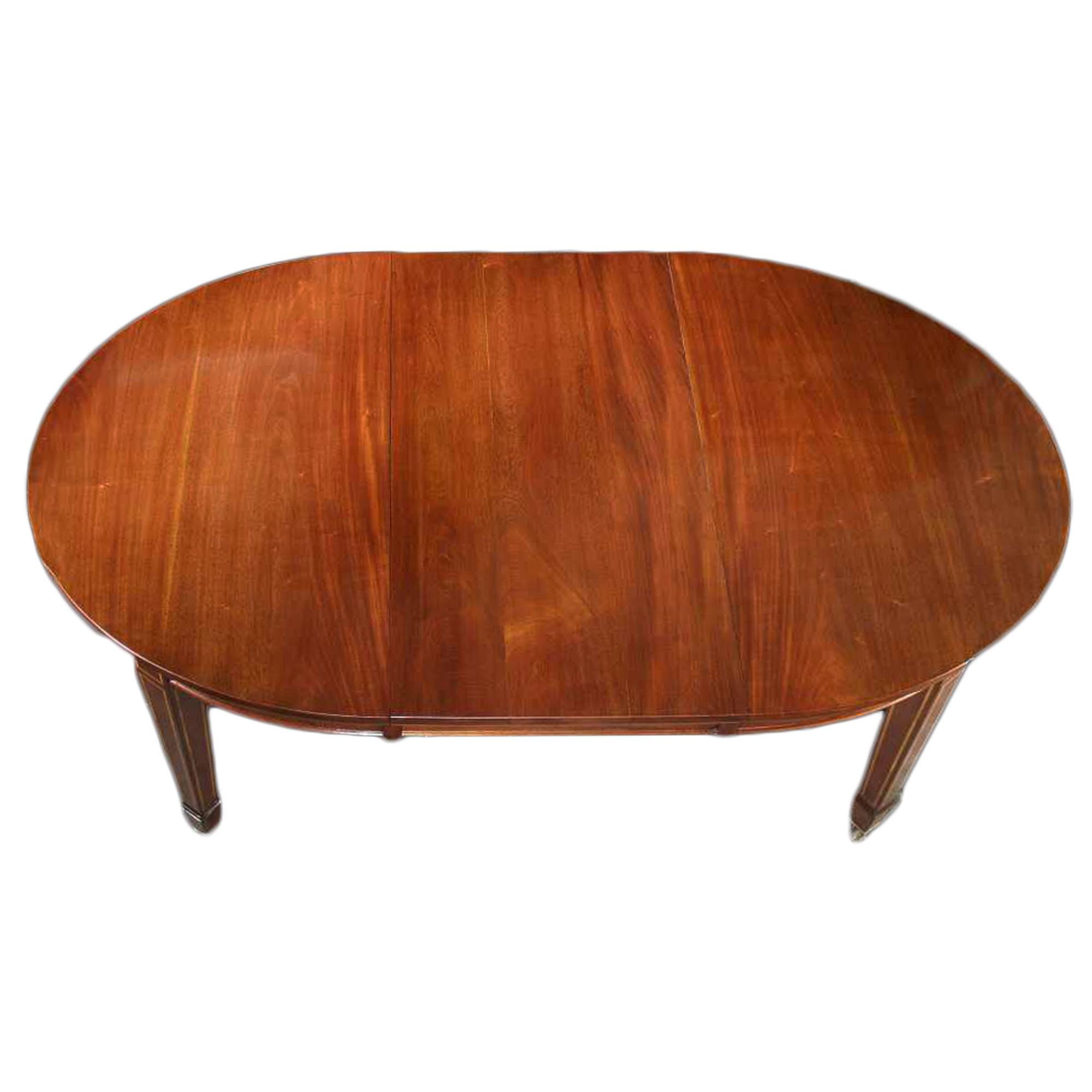 Ein exquisiter englischer edwardianischer Mahagoni-Esstisch aus dem 19. Jahrhundert, um 1880. Der Tisch mit einer Verlängerung wird mit dem Original-Kurbelmechanismus installiert. Der auf vier geraden, quadratischen Beinen stehende Tisch mit einer