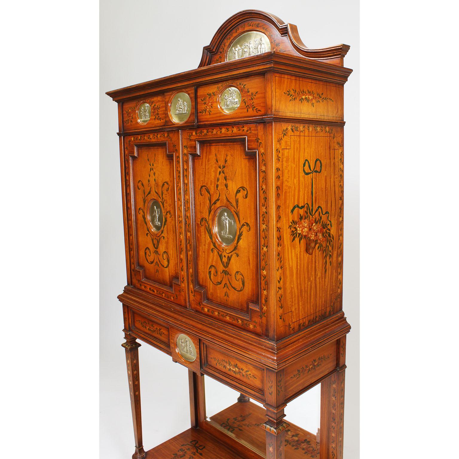 Édouardien Armoire en bois satiné peinte avec montures en argent de style édouardien du 19e siècle en vente