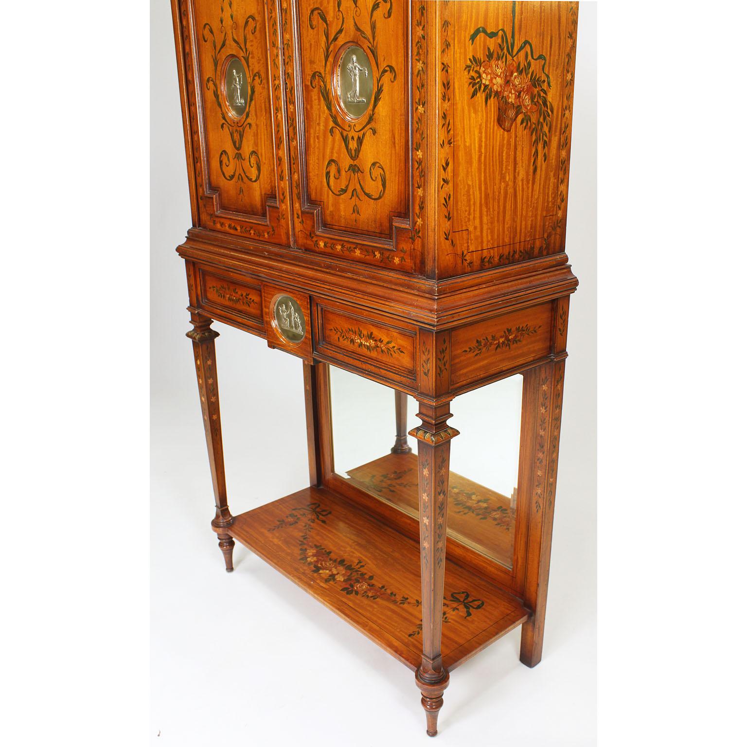 Peint à la main Armoire en bois satiné peinte avec montures en argent de style édouardien du 19e siècle en vente