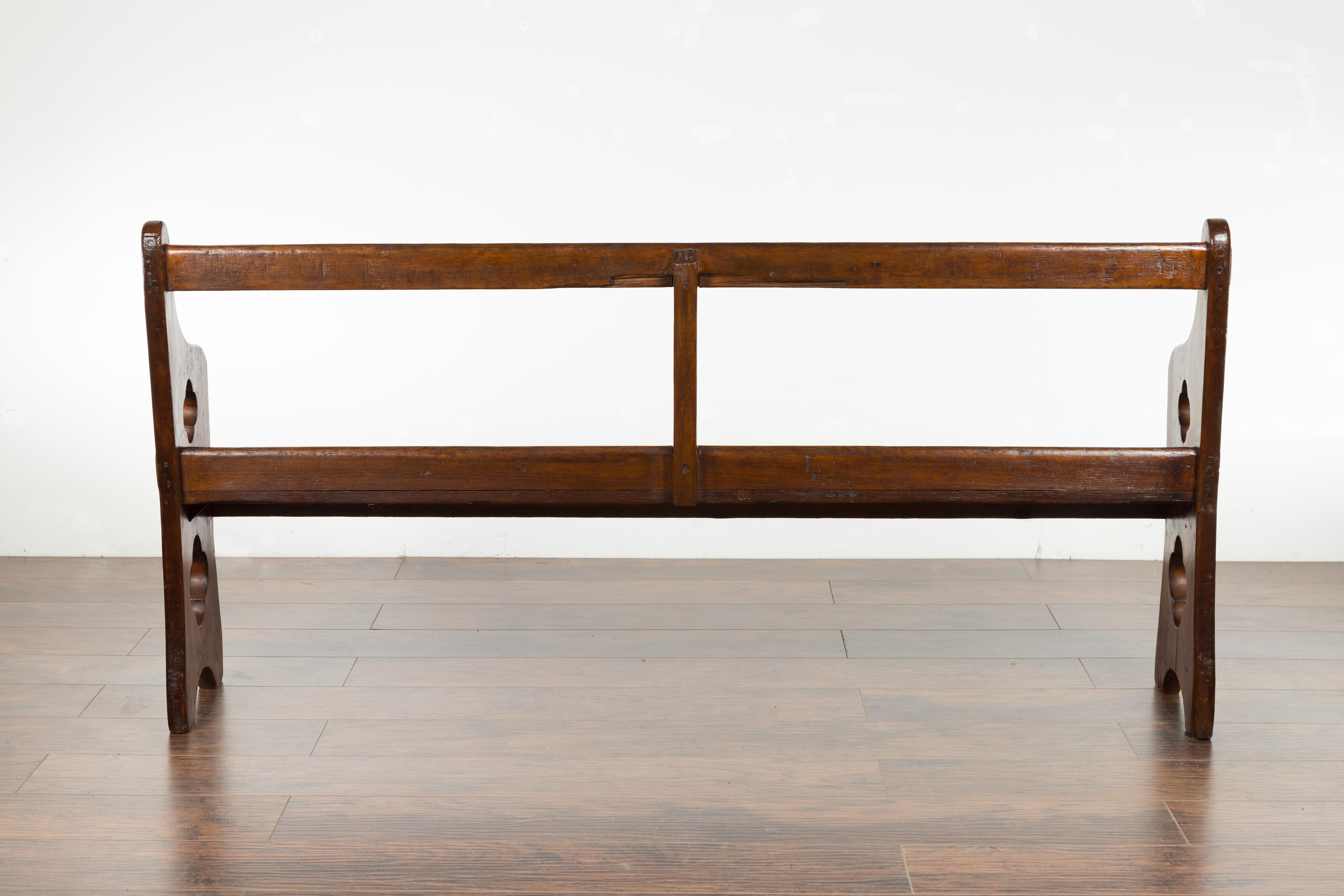 English 19th Century Elm and Oak Bench with Pierced Quatrefoil Motifs 10