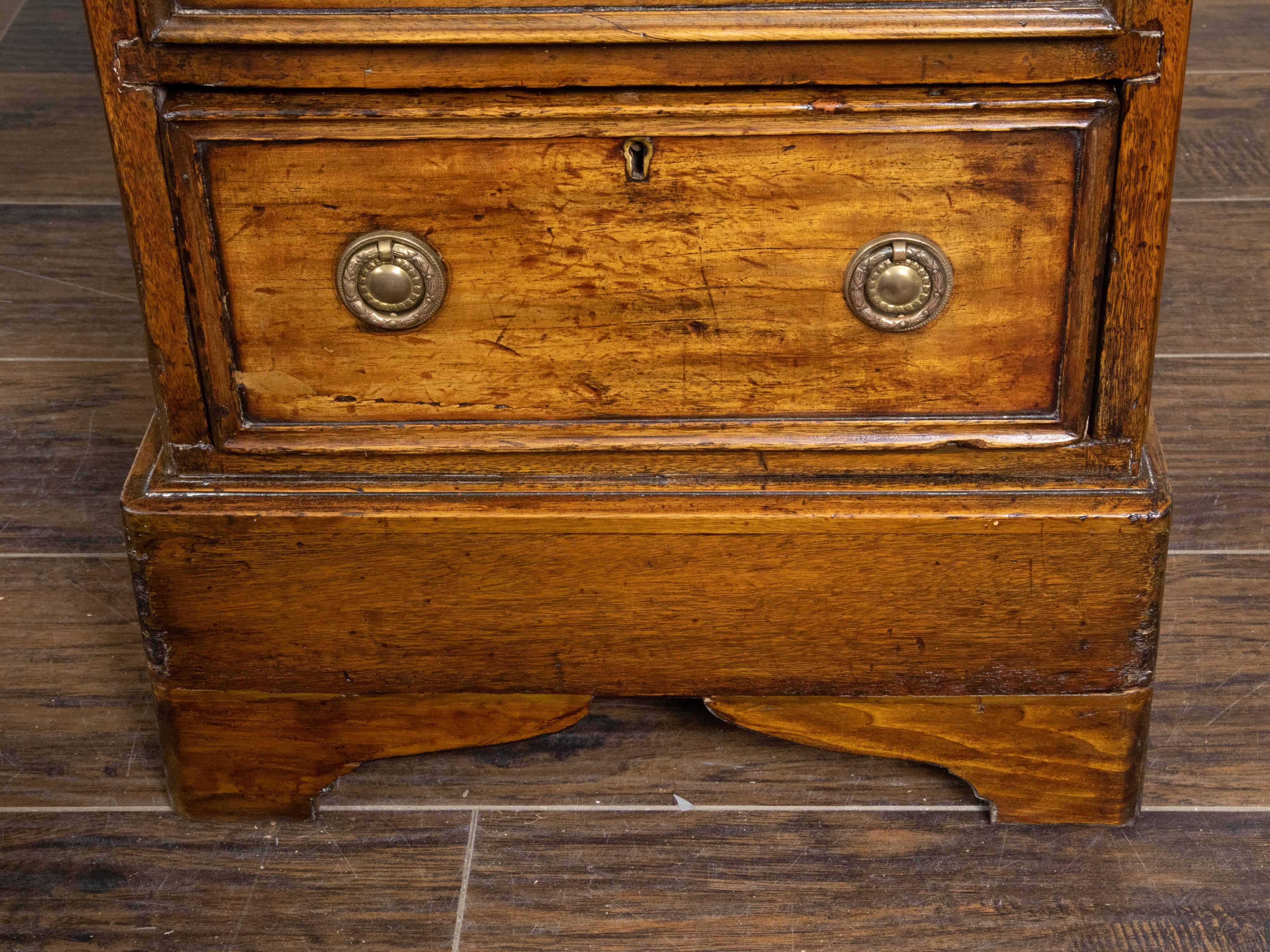 English 19th Century Elmwood Kneehole Desk with Leather Top and Nine Drawers 7