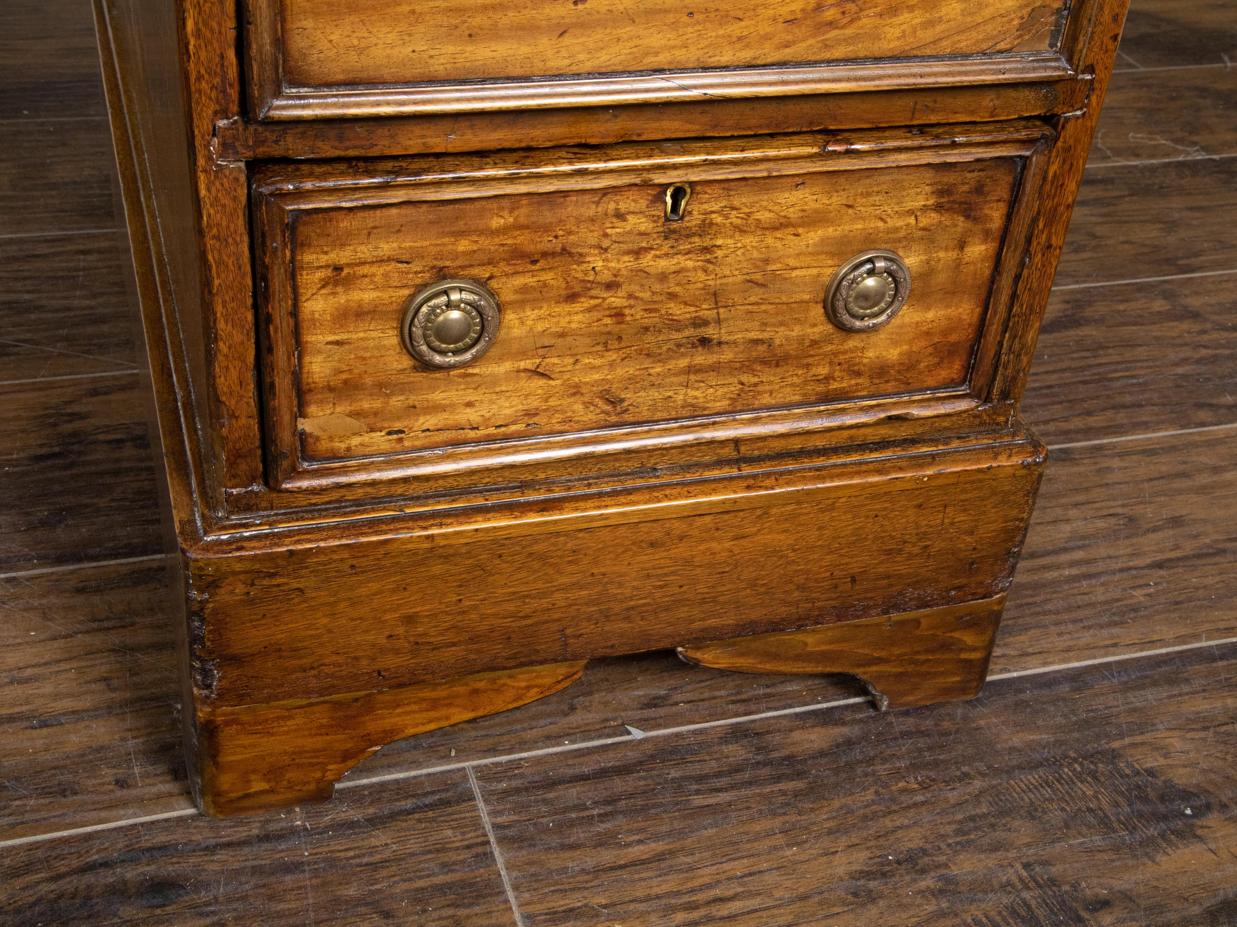 English 19th Century Elmwood Kneehole Desk with Leather Top and Nine Drawers 8