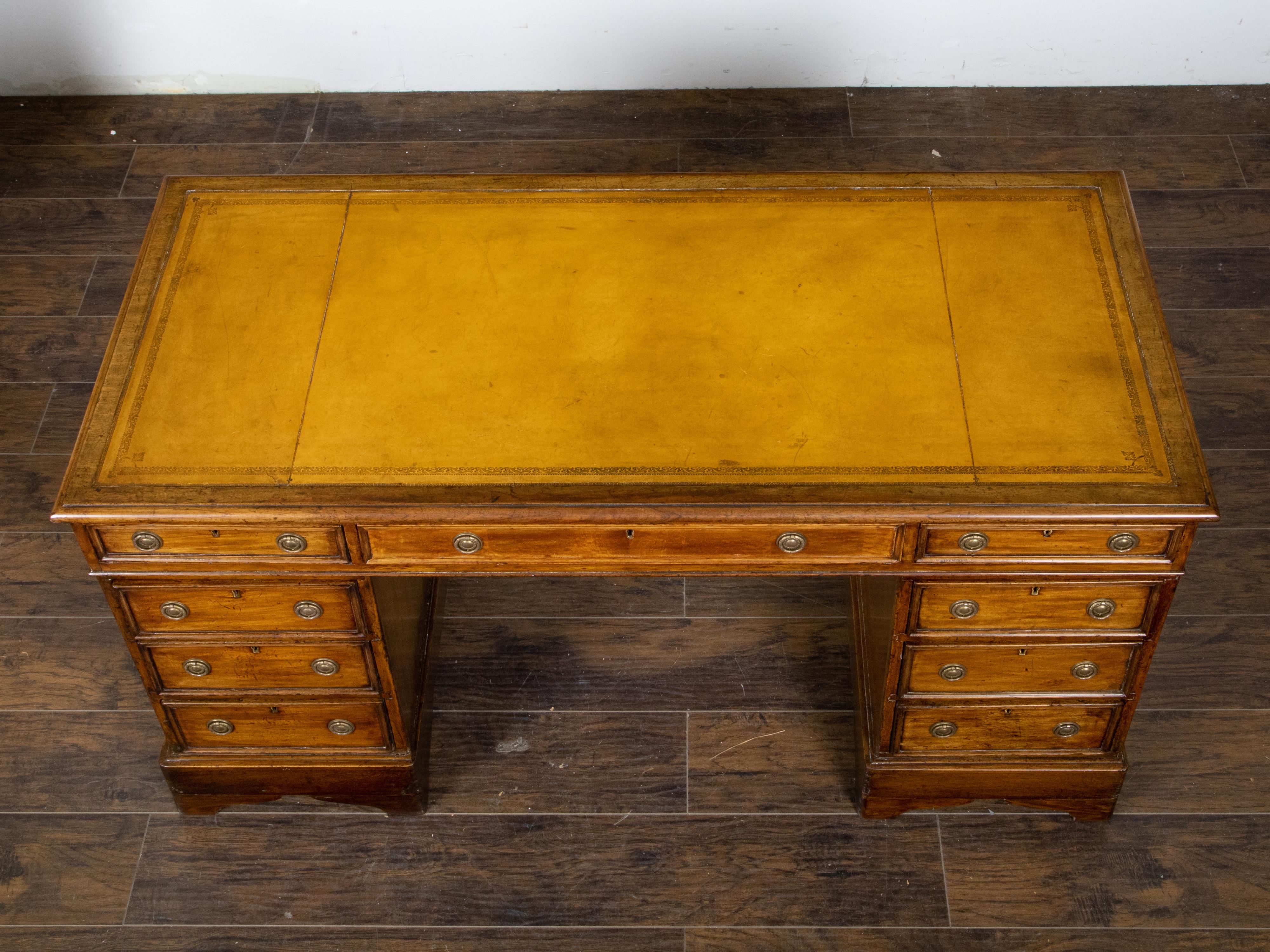 English 19th Century Elmwood Kneehole Desk with Leather Top and Nine Drawers 3