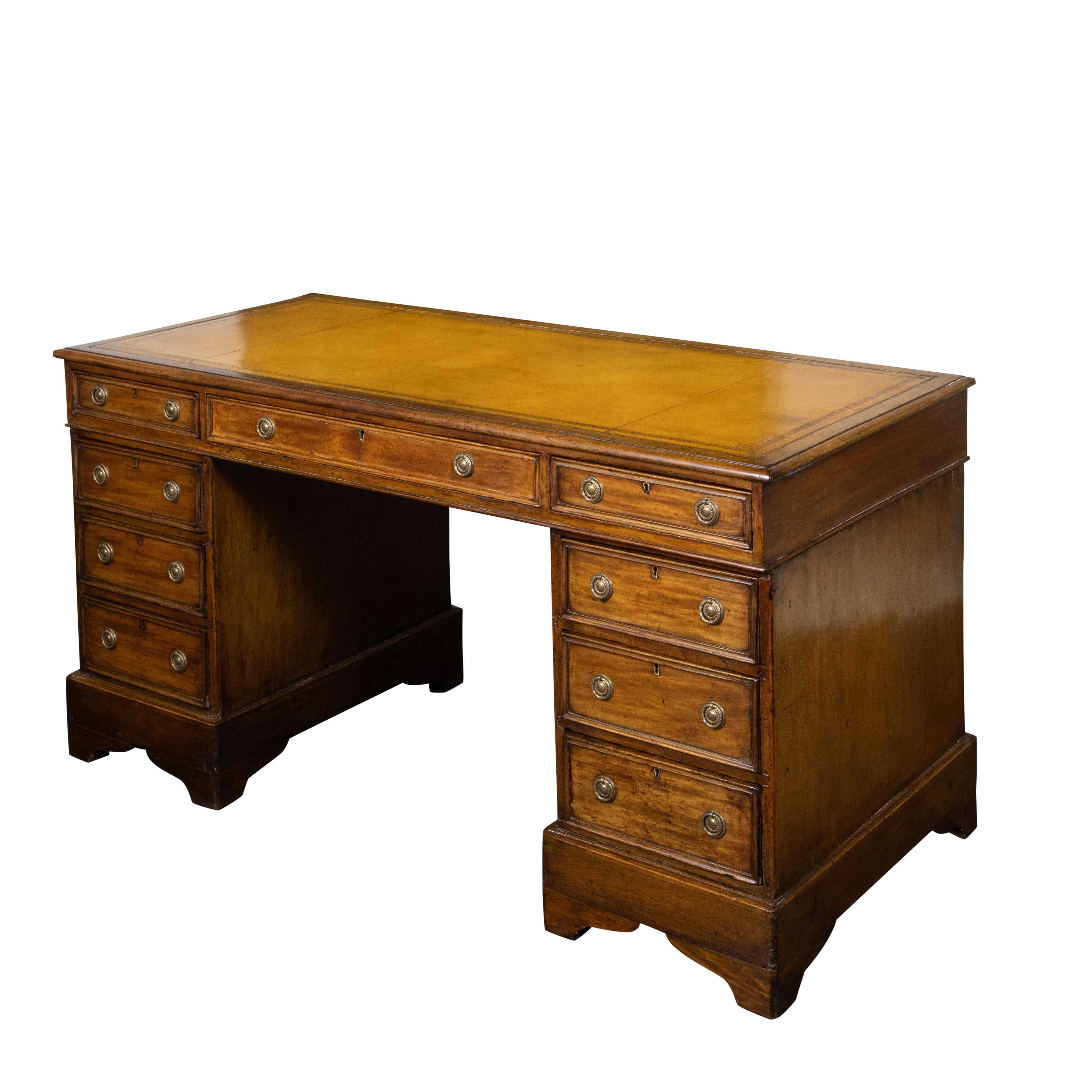 English 19th Century Elmwood Kneehole Desk with Leather Top and Nine Drawers 4