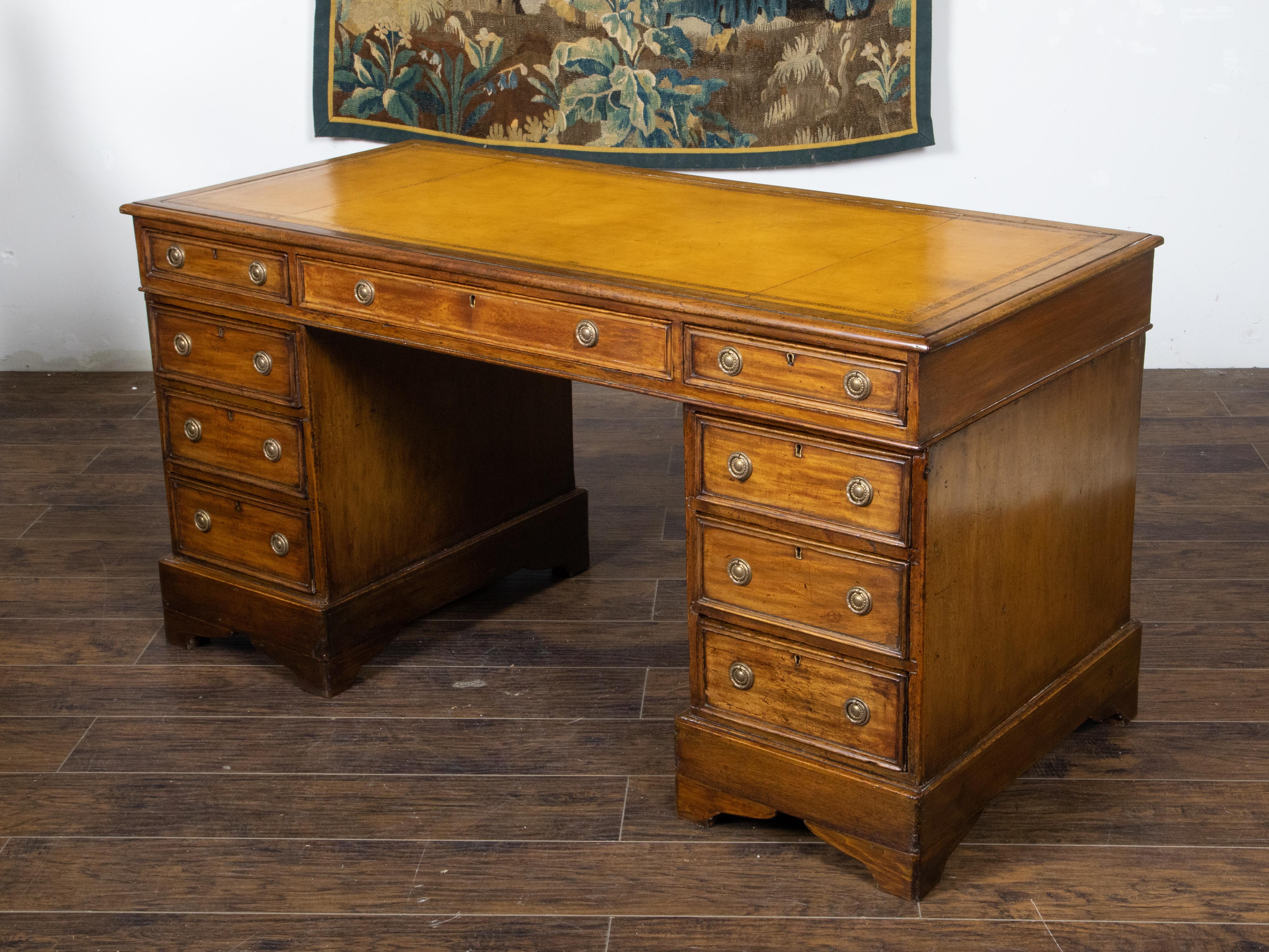 English 19th Century Elmwood Kneehole Desk with Leather Top and Nine Drawers 5
