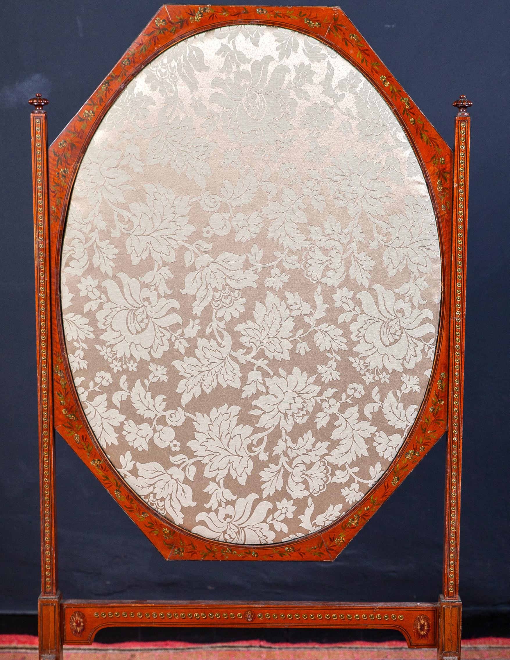 Excellent quality finely painted and carved English 19th century Fender with a white crème color fabric.
Elegant decor ideal to be included in a living room near to the fireplace.