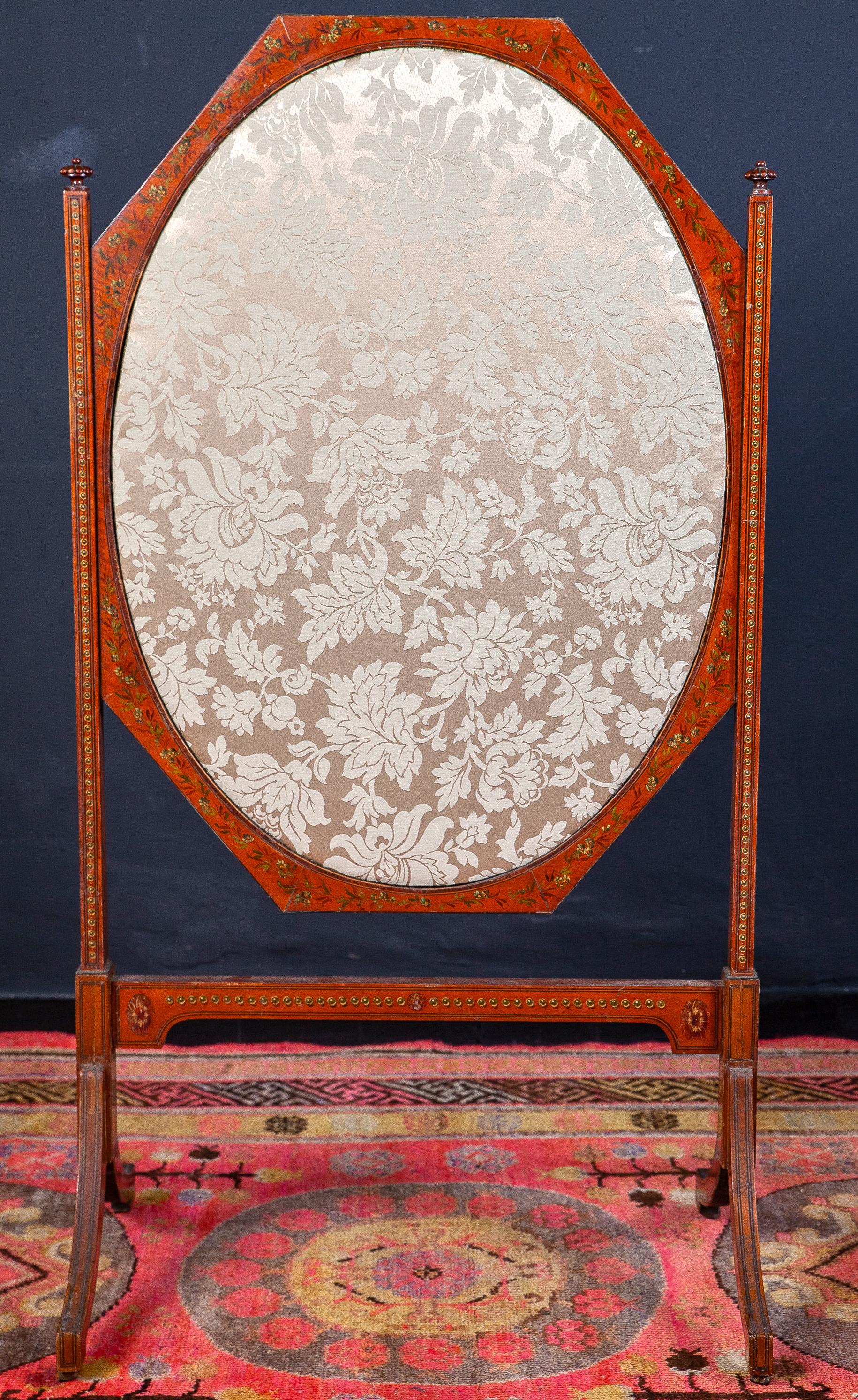 English 19th Century Fireplace Fender Exquisite Painted Satinwood, 1830 In Good Condition For Sale In Rome, IT