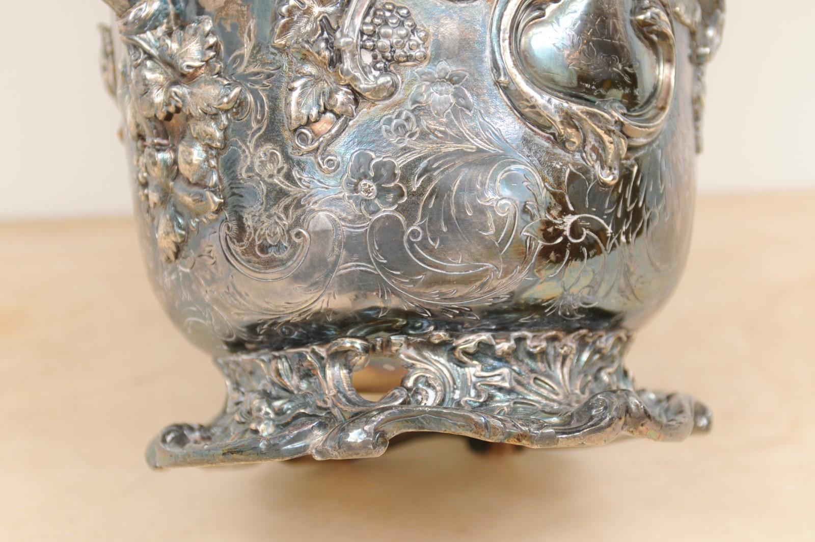 Ein englischer Sektkübel aus Sheffield-Silber auf Kupfer aus dem frühen 19. Jahrhundert mit Traubenmotiven. Dieser Champagnerkübel wurde während der Herrschaft von König Georg III. in England hergestellt. Sein Korpus aus Sheffield-Silber auf Kupfer