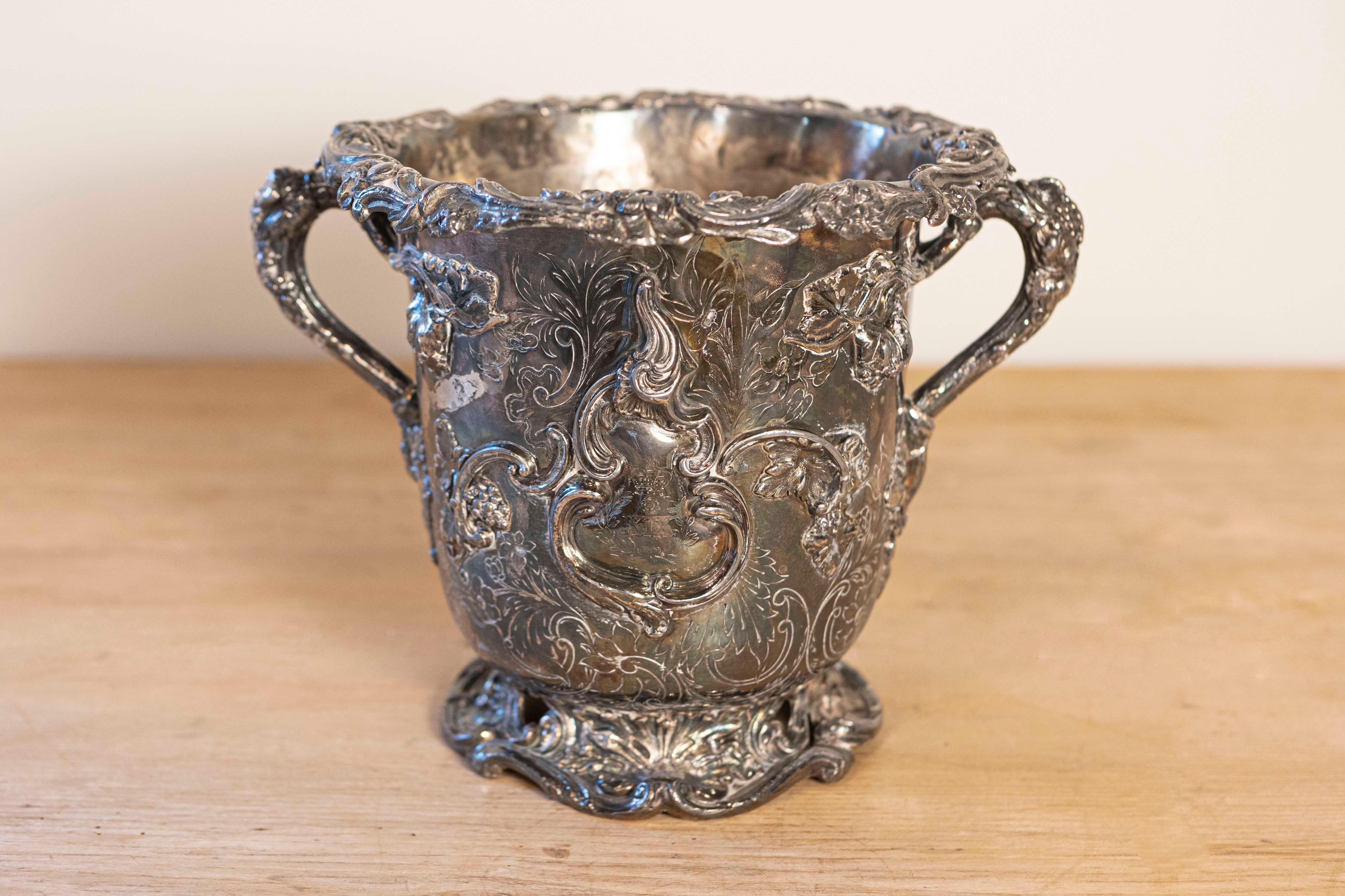 Secchiello da champagne in argento Sheffield su rame di epoca Giorgio III, risalente agli inizi del XIX secolo, con motivi di uva. Creato in Inghilterra durante il regno di Re Giorgio III, questo secchiello per champagne presenta un corpo in argento