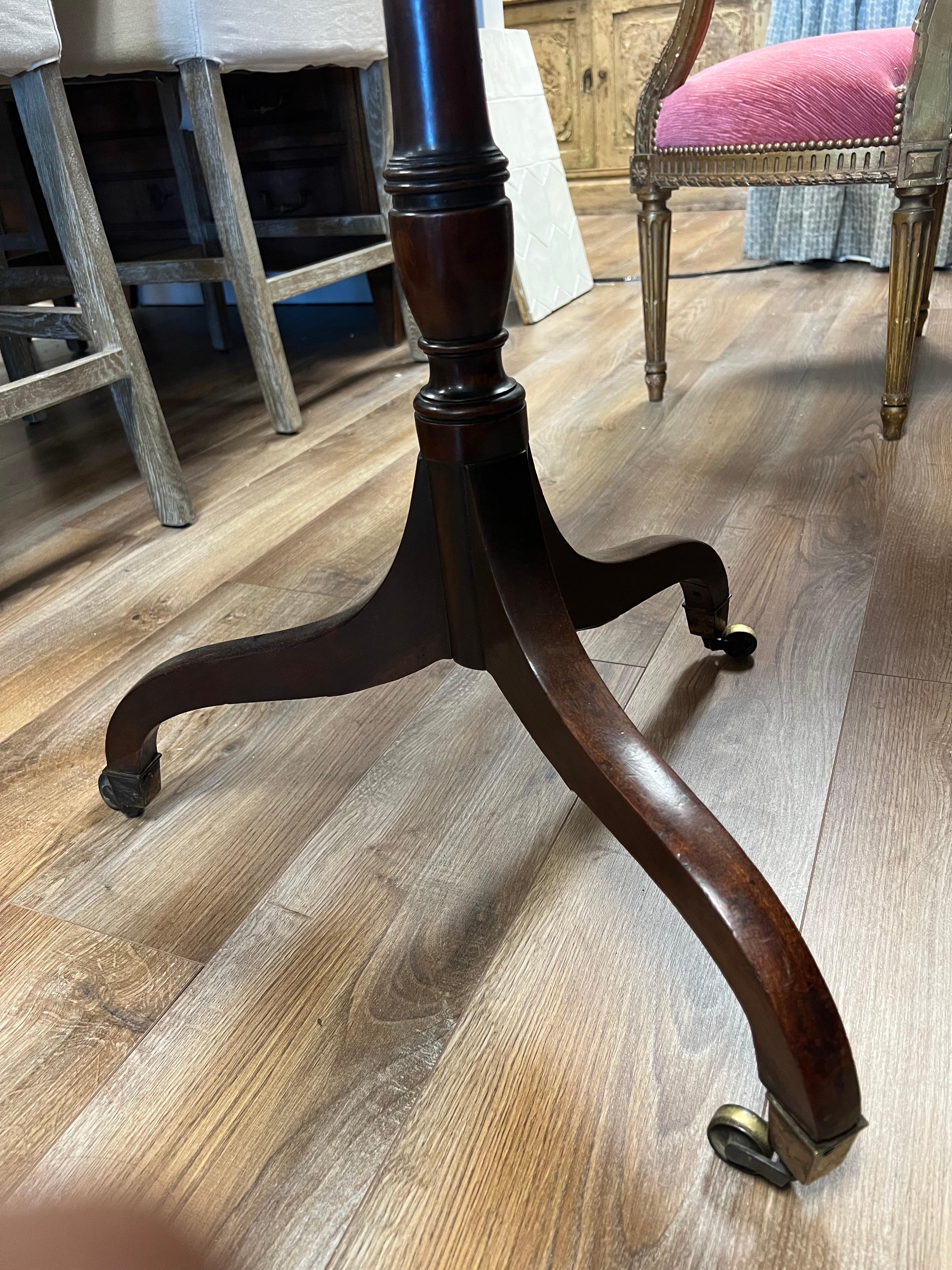 English 19th Century George III Square Mahogany Tilt Top Table, circa 1840 In Excellent Condition For Sale In Madison, MS