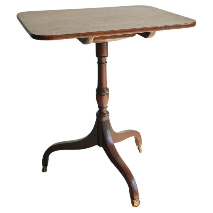 Table carrée anglaise George III du 19ème siècle en acajou à plateau basculant, vers 1840