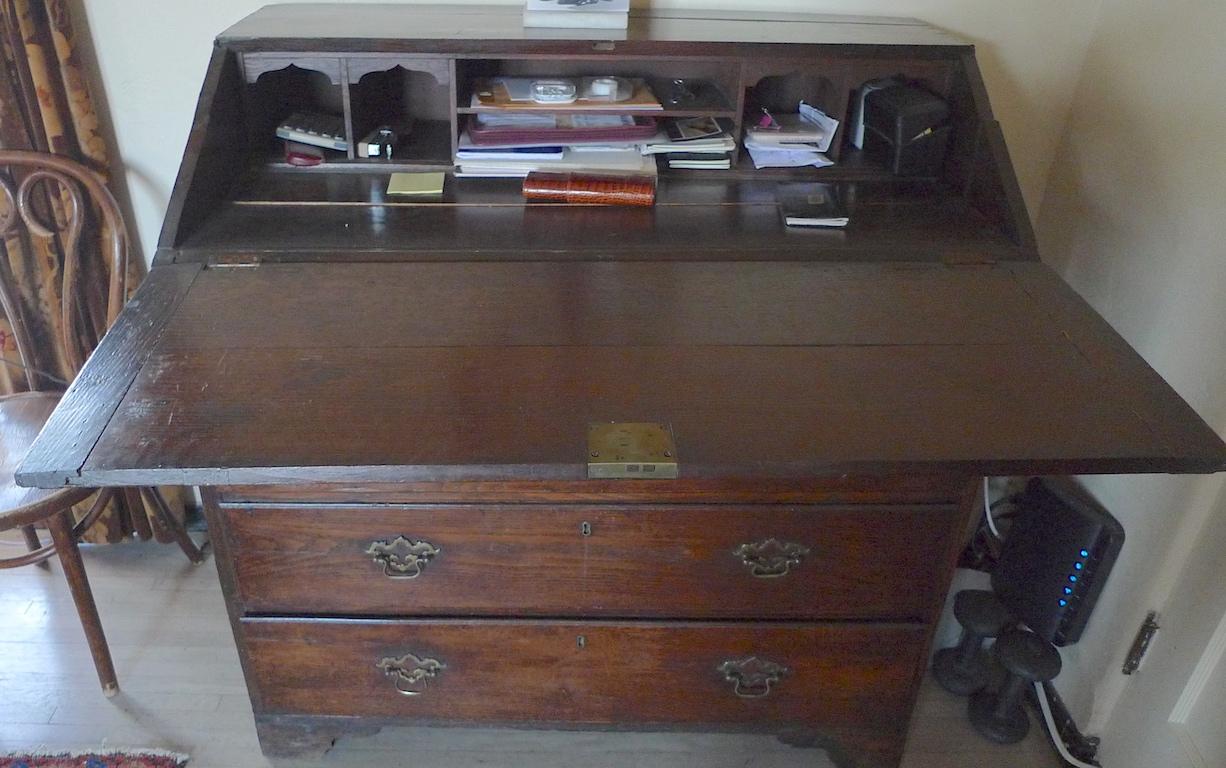 Englische georgianische Kommode des 19. Jahrhunderts mit 5 Schubladen und Schreibtischplatte im Angebot 7