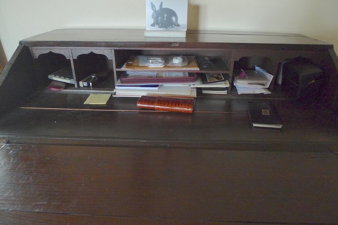 Englische georgianische Kommode des 19. Jahrhunderts mit 5 Schubladen und Schreibtischplatte im Angebot 8
