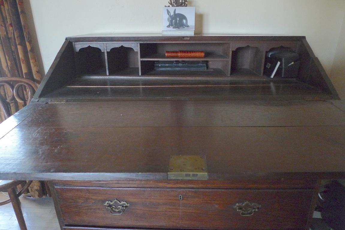 Englische georgianische Kommode des 19. Jahrhunderts mit 5 Schubladen und Schreibtischplatte im Angebot 9