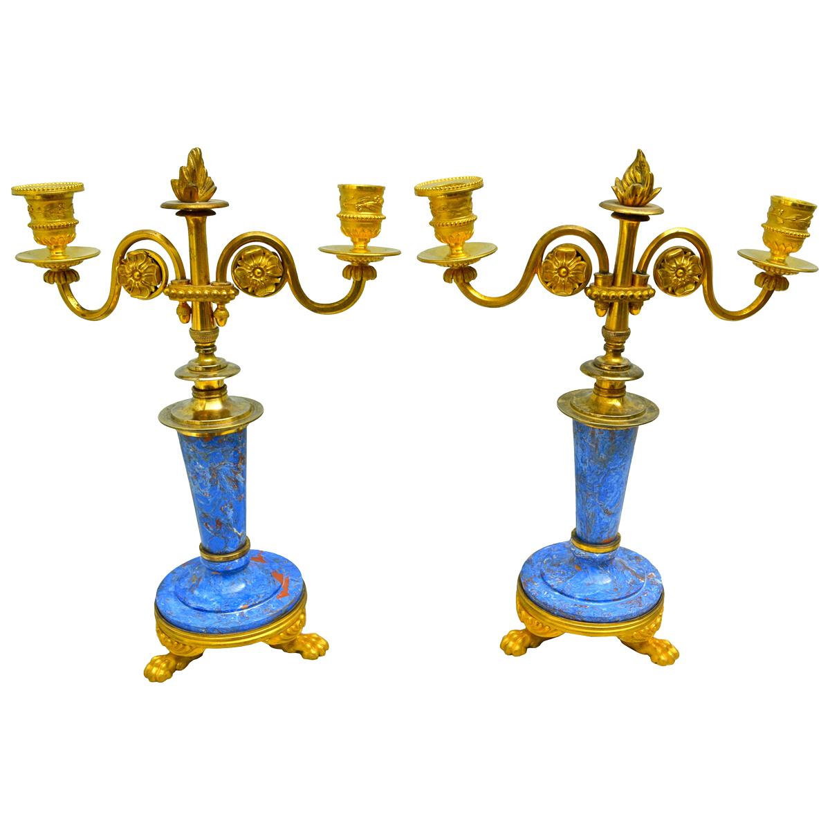 Englische Scagliola-Kerzenständer aus vergoldeter Bronze und Lapislazuli des 19. Jahrhunderts im Angebot