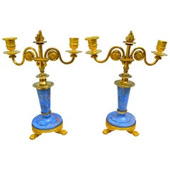 Englische Scagliola-Kerzenständer aus vergoldeter Bronze und Lapislazuli des 19. Jahrhunderts
