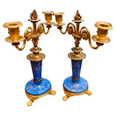 Candeleros ingleses de bronce dorado y lapislázuli Scagliola del siglo XIX