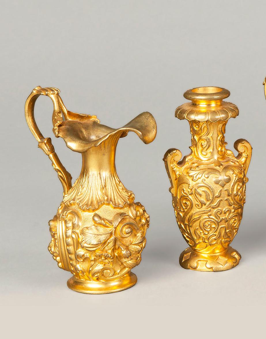 Rococo Collection d'urnes décoratives anglaises du 19ème siècle en bronze doré en vente