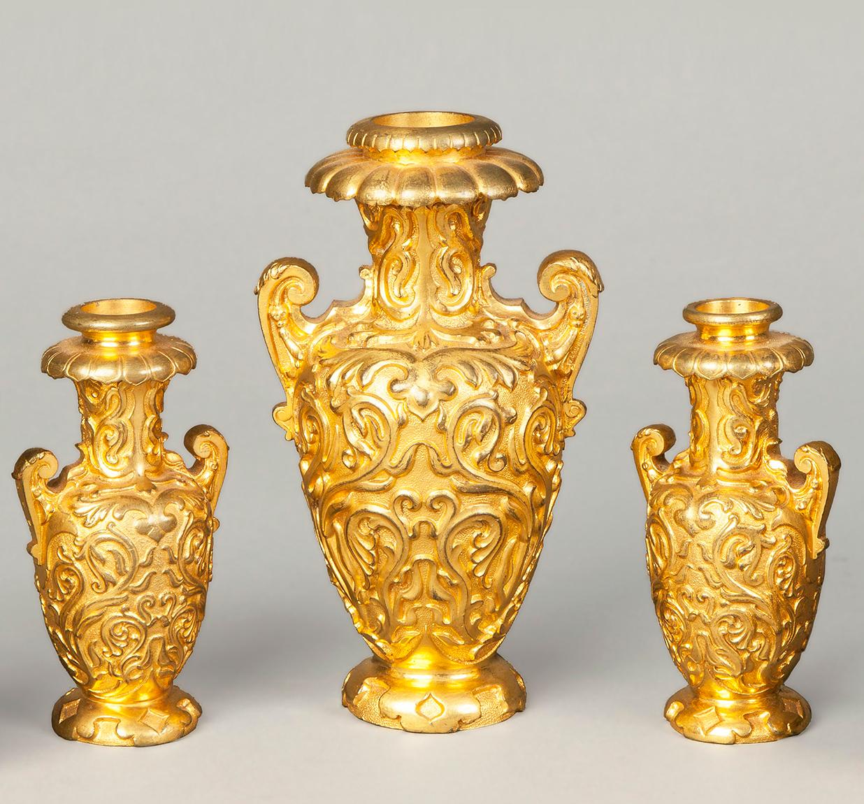 Englische Sammlung dekorativer Urnen aus vergoldeter Bronze des 19. Jahrhunderts (Vergoldet) im Angebot