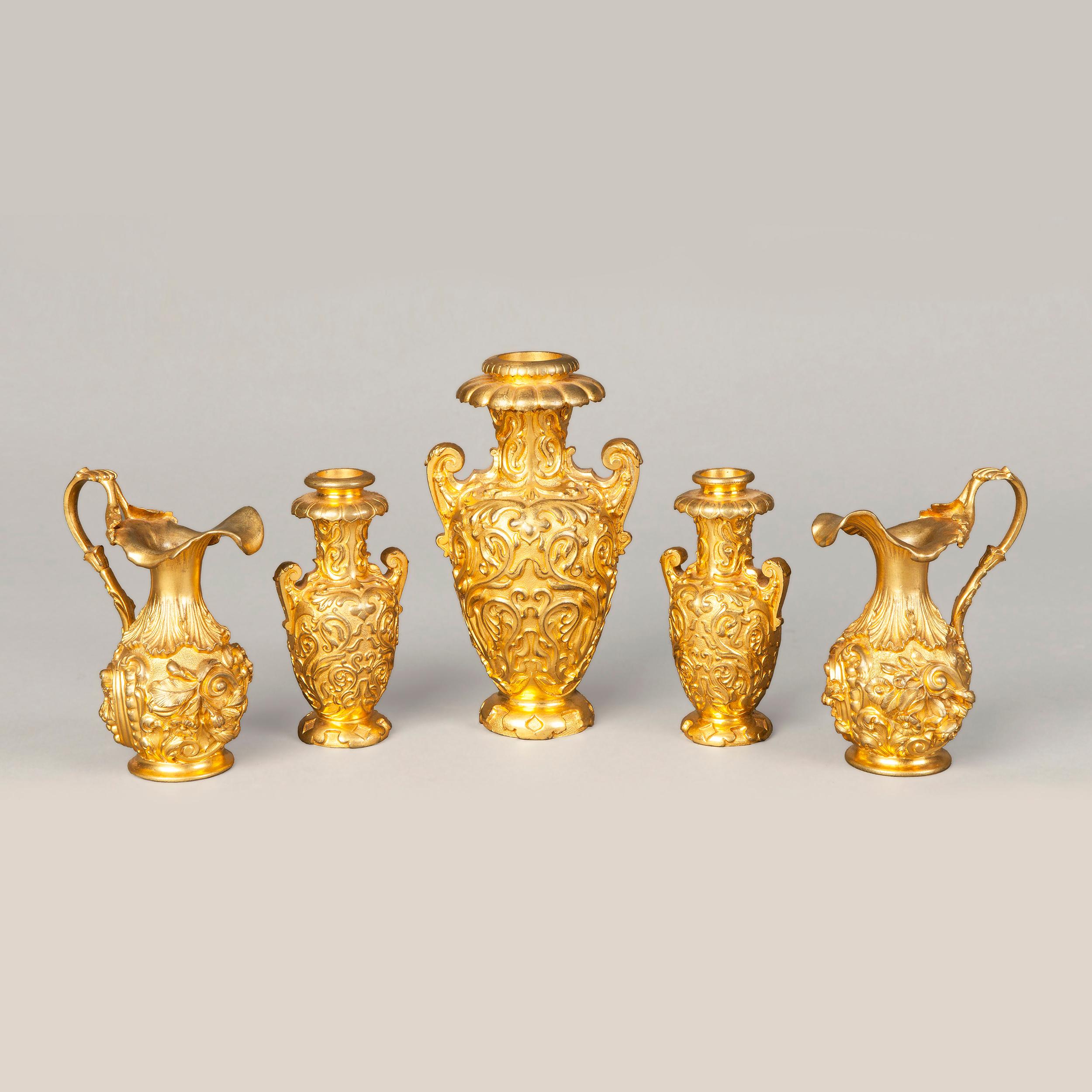 Doré Collection d'urnes décoratives anglaises du 19ème siècle en bronze doré en vente
