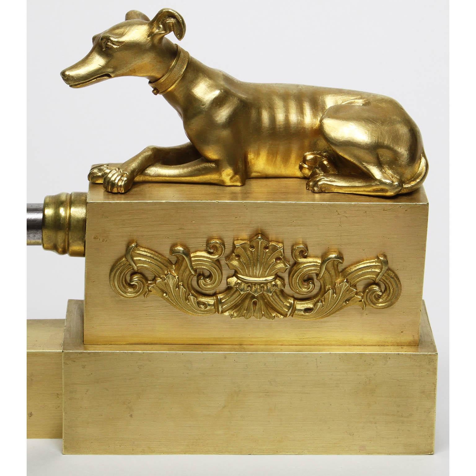 Doré Défenseur de cheminée anglais du 19ème siècle en bronze doré Chenet avec chiens de lévrier en vente