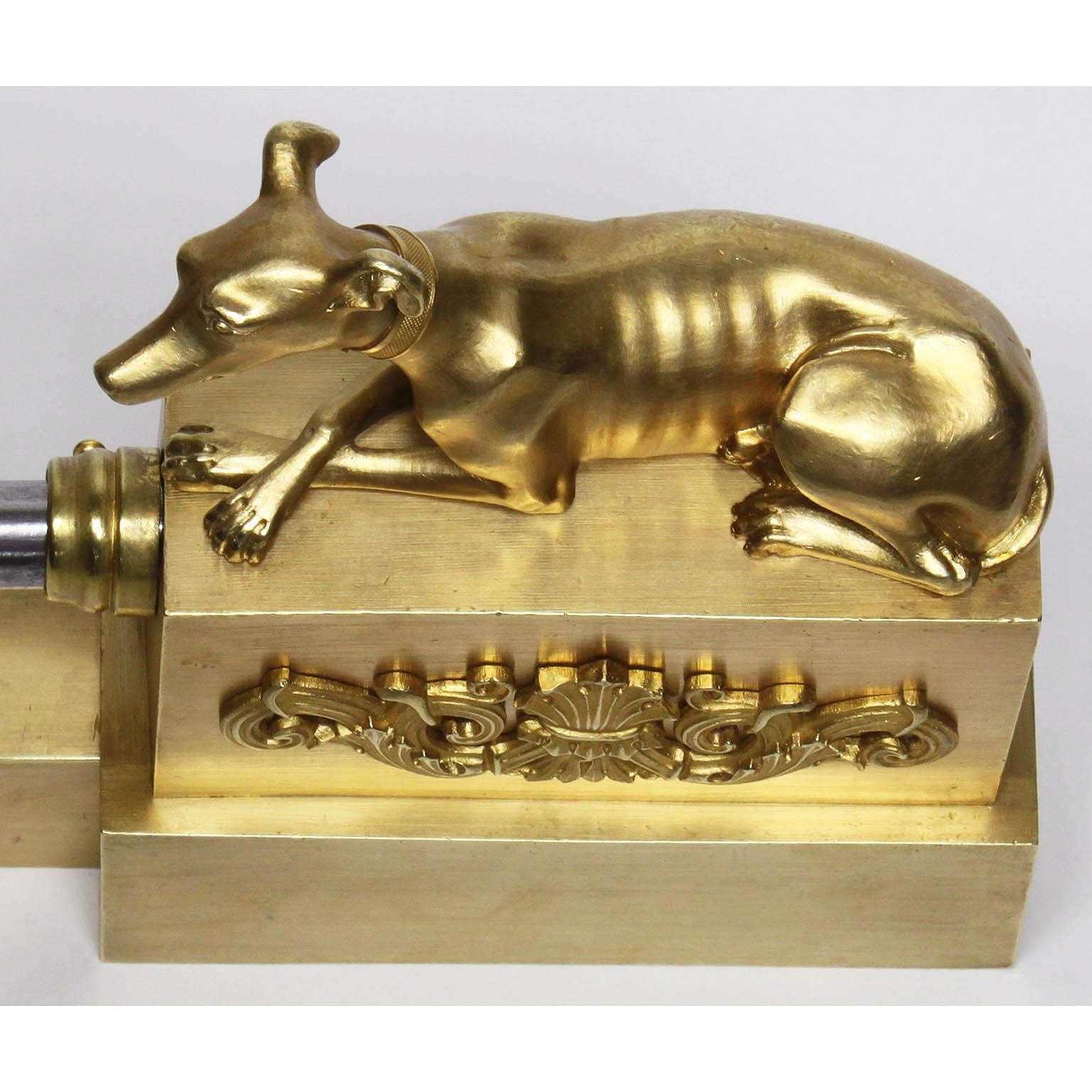Englischer Kaminschutzgitter aus vergoldeter Bronze des 19. Jahrhunderts mit Windhundhunden im Angebot 1