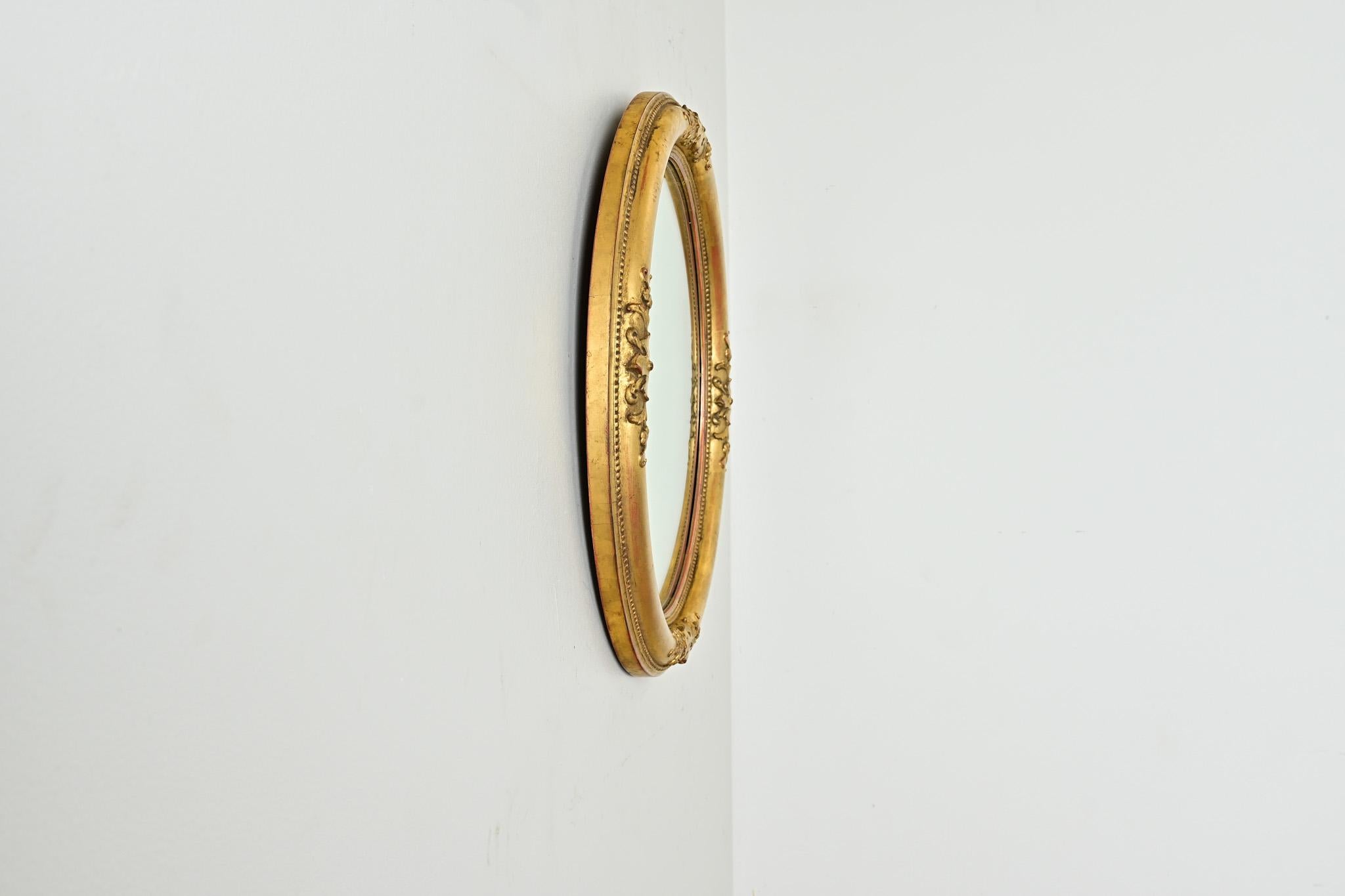 English 19th Century Gilt Convex Mirror For Sale 2