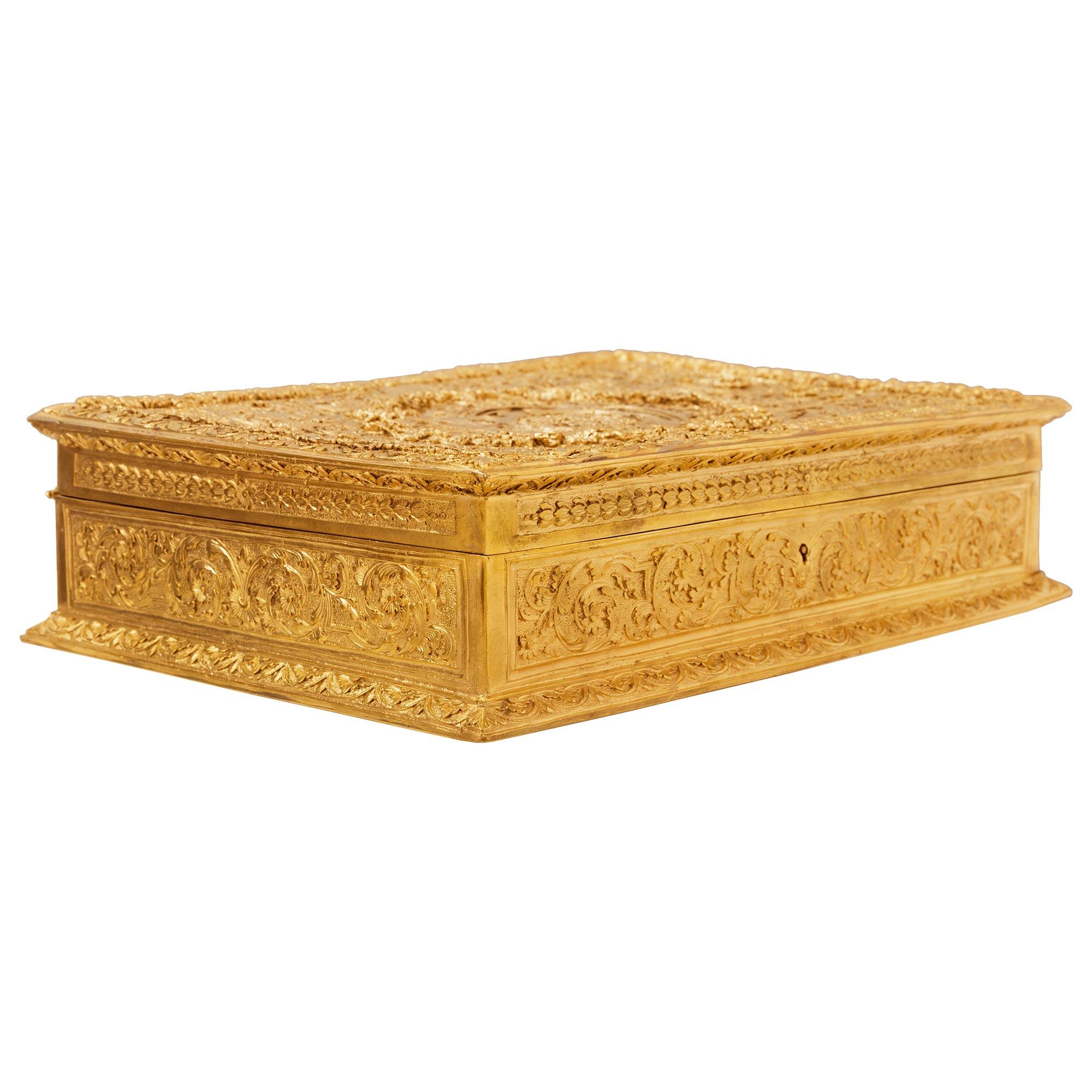 Caja inglesa del siglo XIX de metal dorado y terciopelo Británico en venta