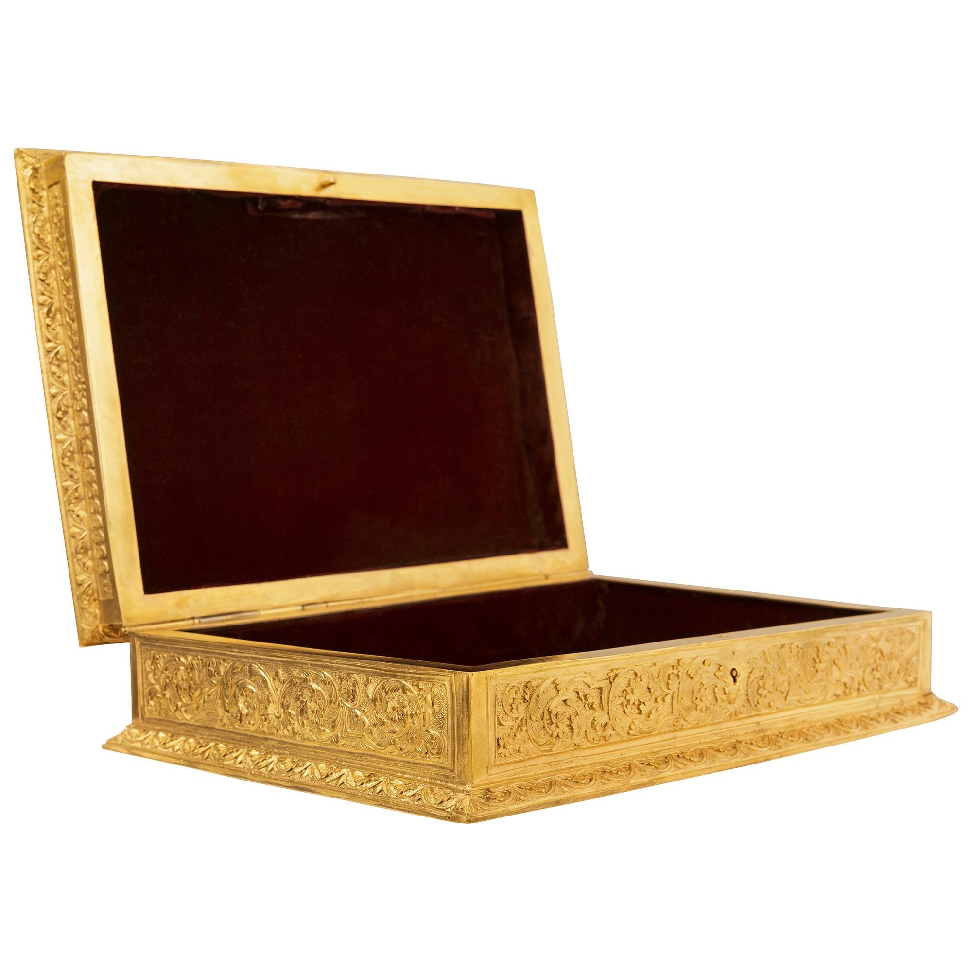 Caja inglesa del siglo XIX de metal dorado y terciopelo en Bueno estado para la venta en West Palm Beach, FL