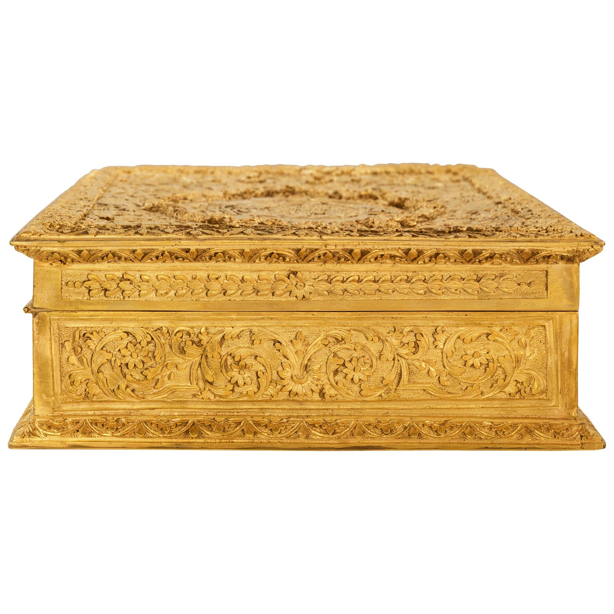 Caja inglesa del siglo XIX de metal dorado y terciopelo Terciopelo en venta