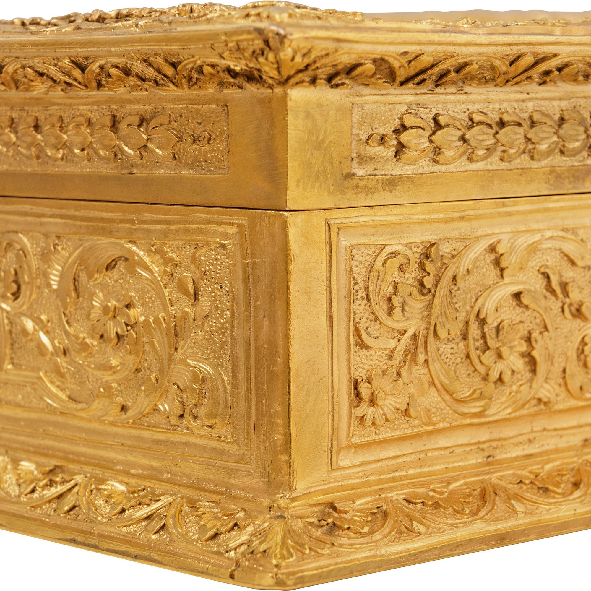Caja inglesa del siglo XIX de metal dorado y terciopelo en venta 1