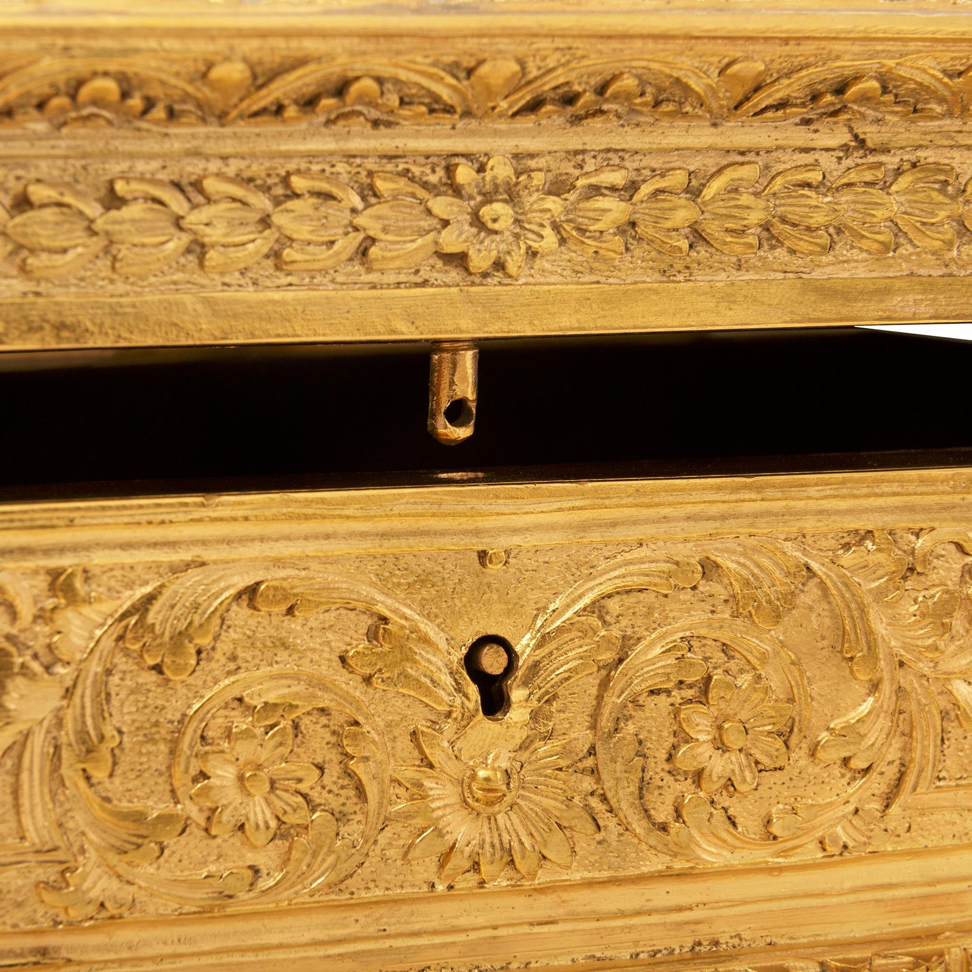 Caja inglesa del siglo XIX de metal dorado y terciopelo en venta 2