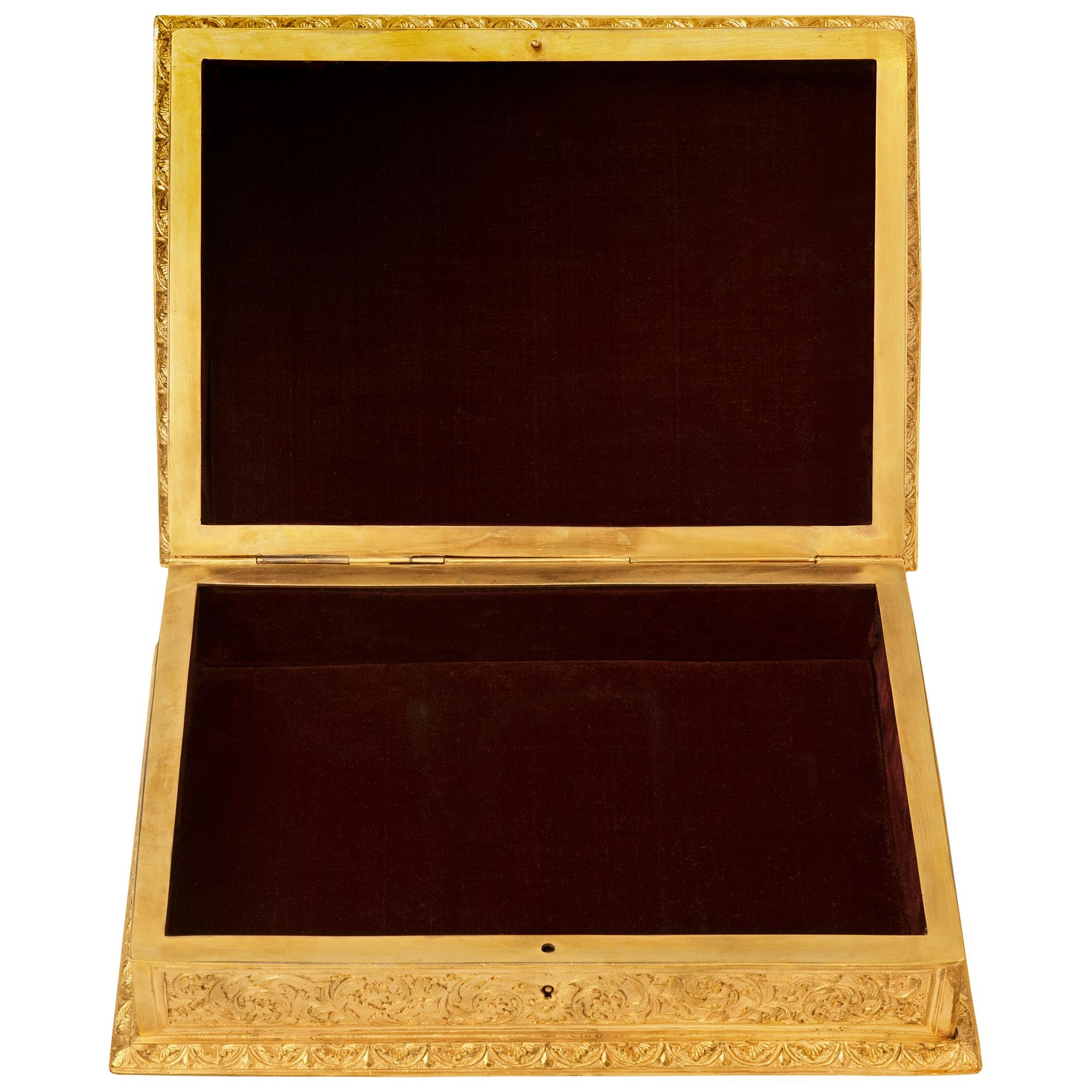Caja inglesa del siglo XIX de metal dorado y terciopelo en venta 3