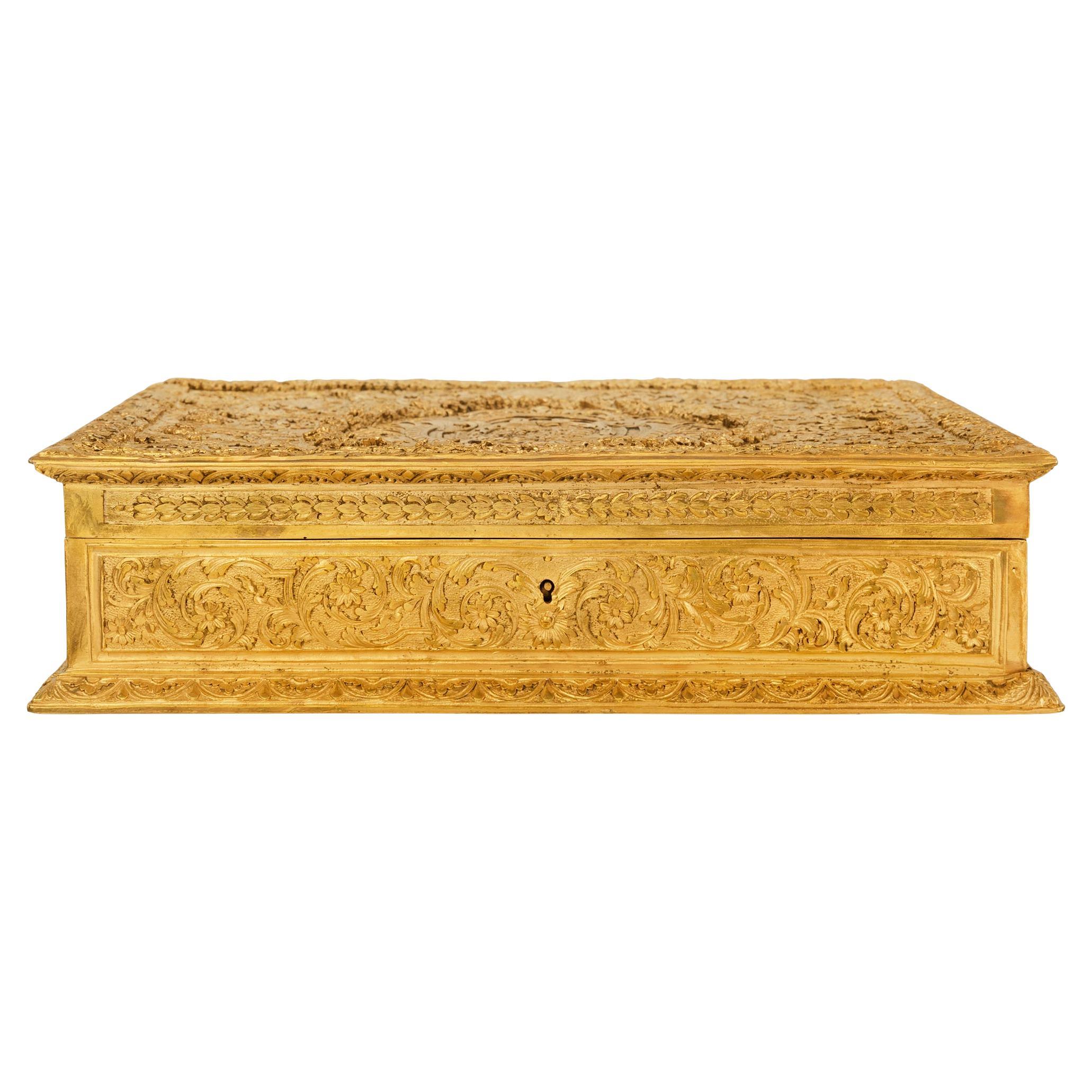 Caja inglesa del siglo XIX de metal dorado y terciopelo en venta