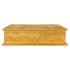 Caja inglesa del siglo XIX de metal dorado y terciopelo