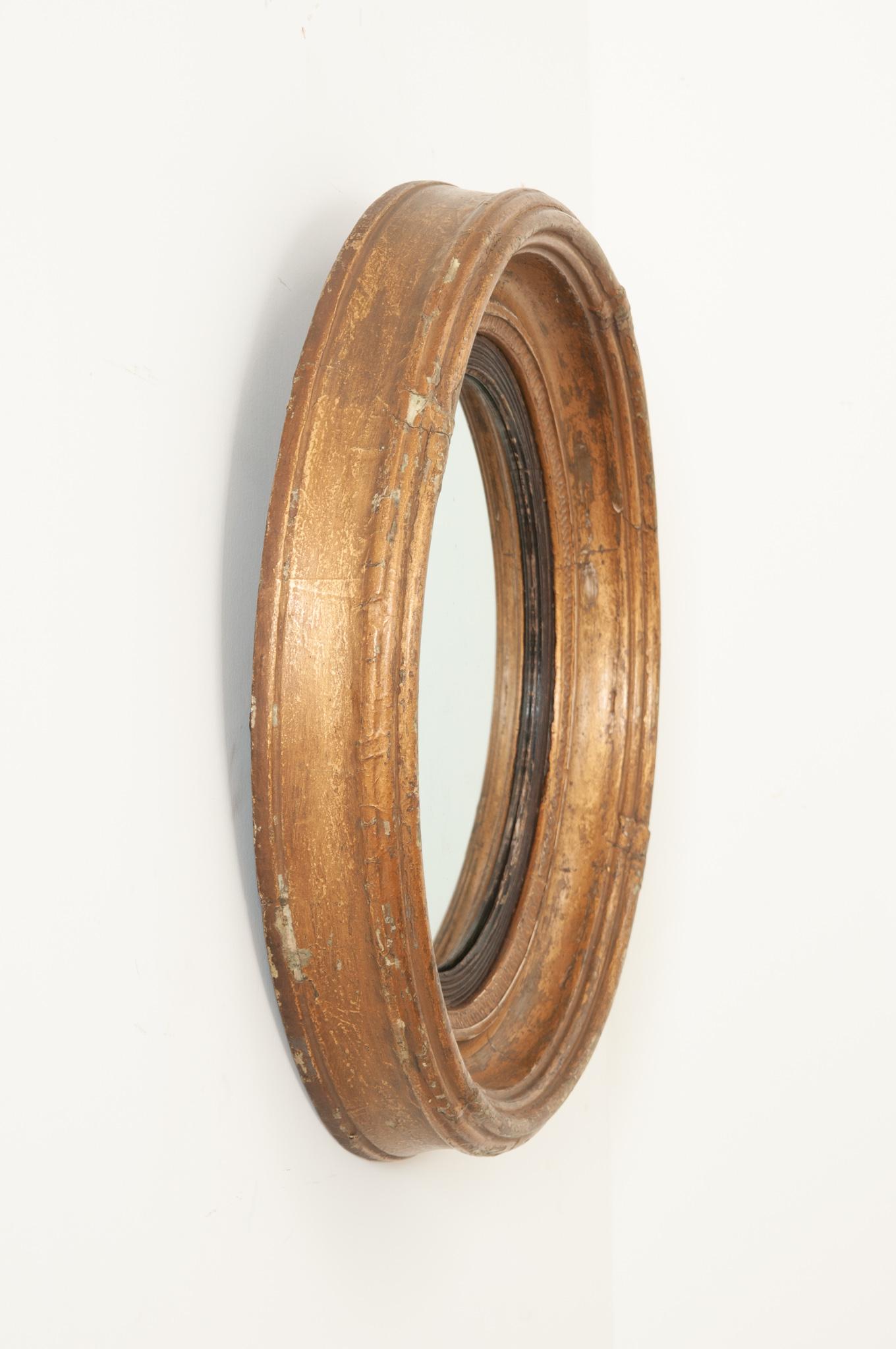 English 19th Century Gold Gilt Convex Mirror In Good Condition In Baton Rouge, LA