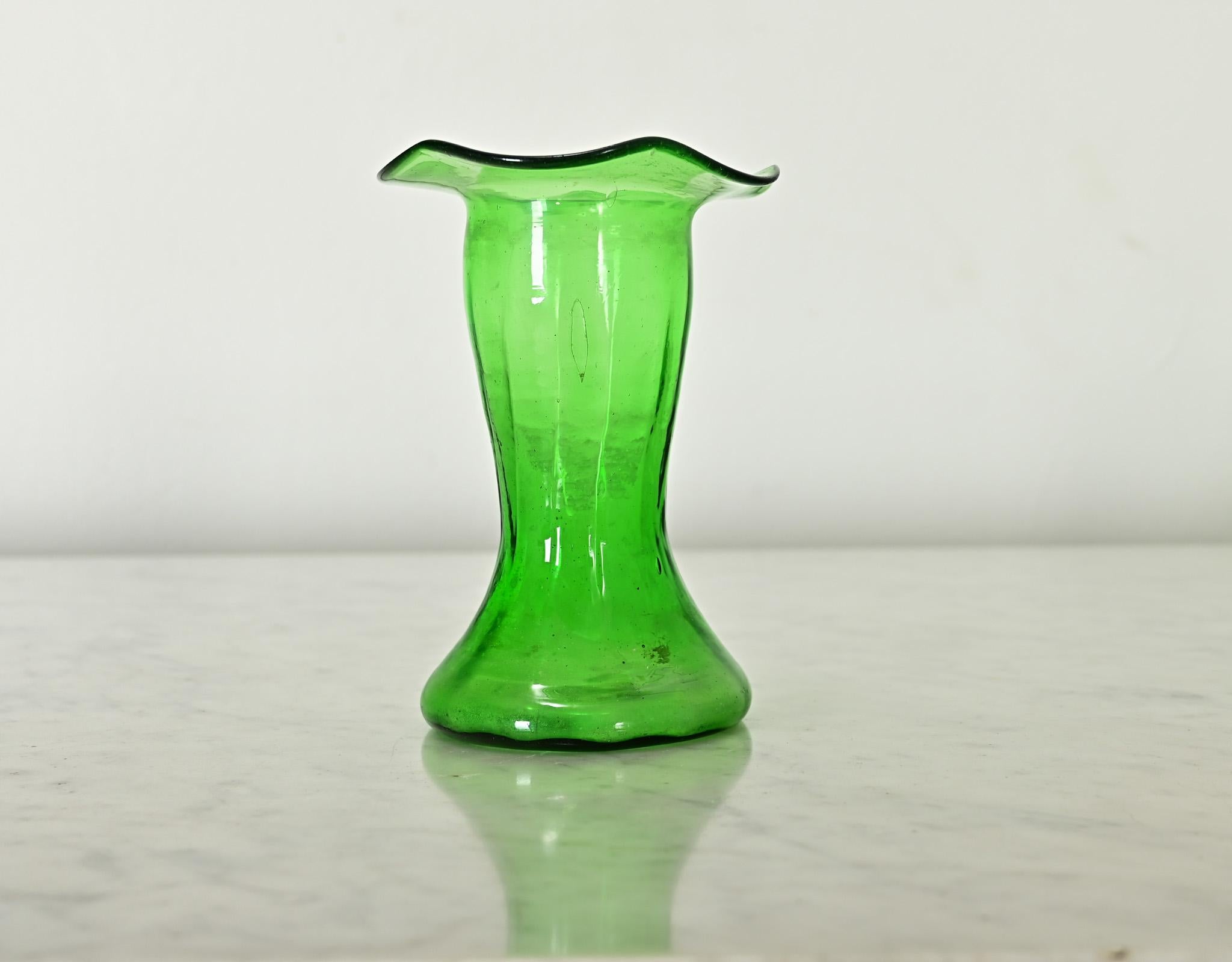 Vaso a forzatura di giacinti in vetro soffiato a bocca e arrotolato a mano, risalente al 1890, in uno splendido verde smeraldo con bordo increspato. Guarda le immagini dettagliate.