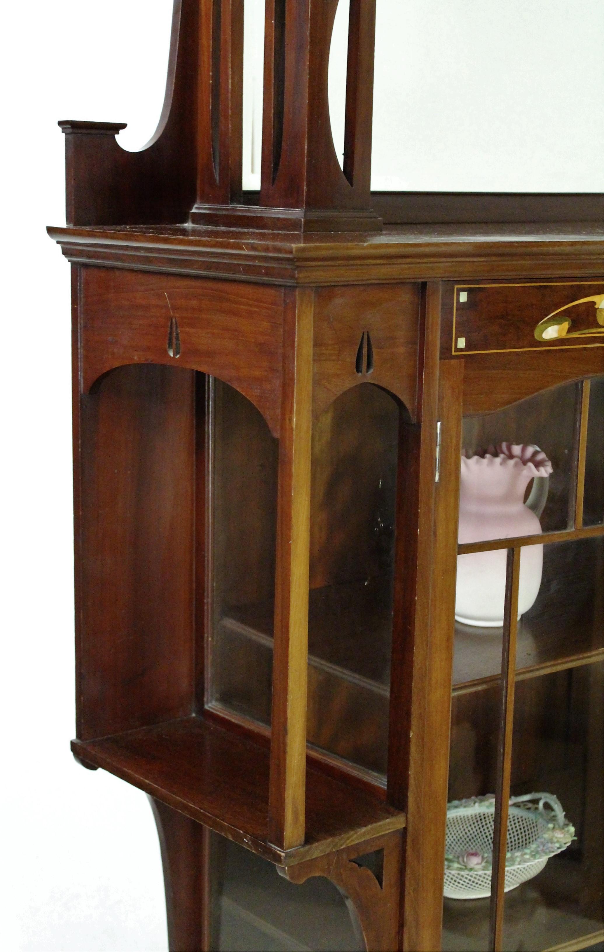 Englischer Jugendstil-Vitrinenschrank aus Mahagoni mit Intarsien aus dem 19. 6
