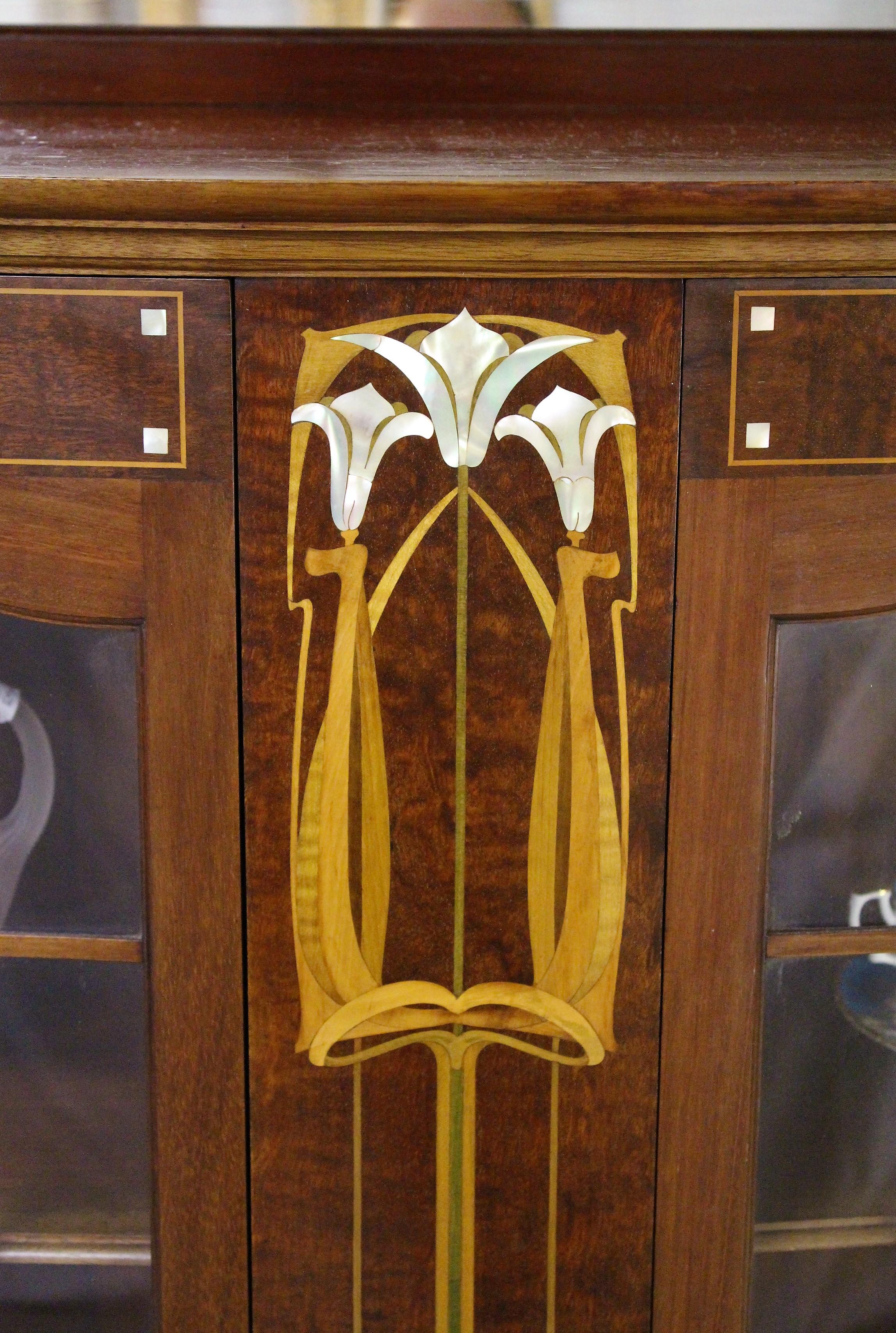 Englischer Jugendstil-Vitrinenschrank aus Mahagoni mit Intarsien aus dem 19. (Art nouveau)