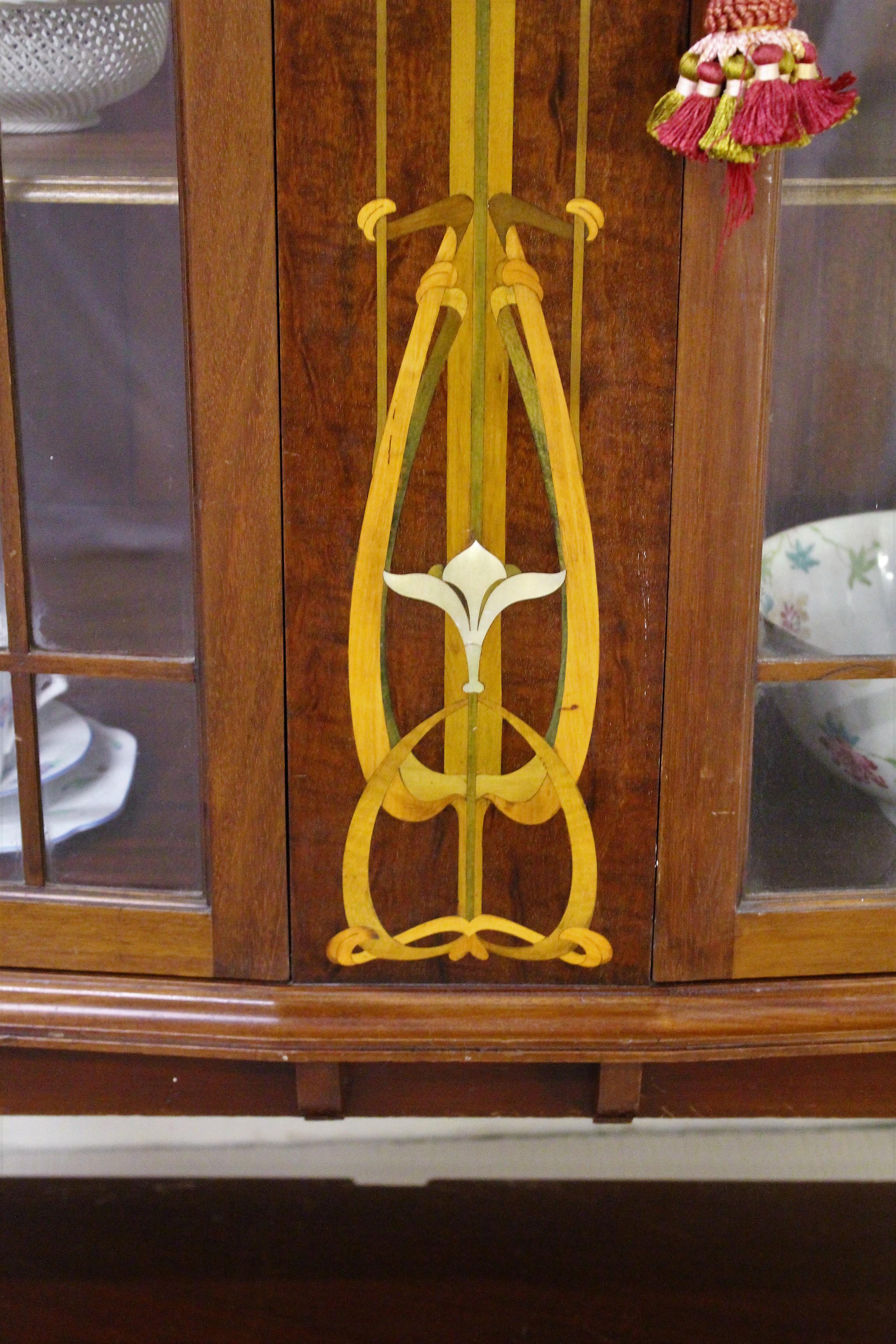 Englischer Jugendstil-Vitrinenschrank aus Mahagoni mit Intarsien aus dem 19. im Zustand „Gut“ in Poling, West Sussex