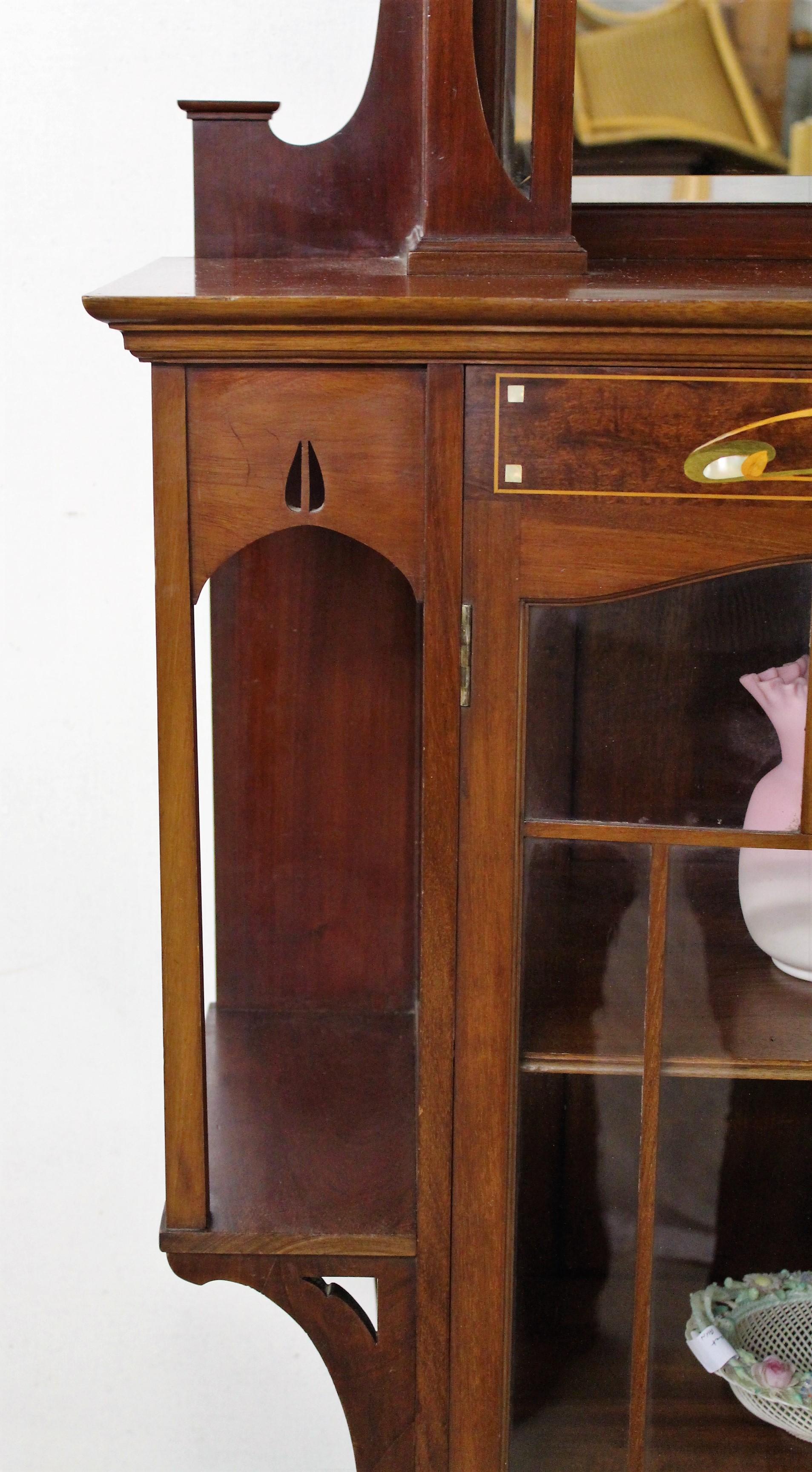 Englischer Jugendstil-Vitrinenschrank aus Mahagoni mit Intarsien aus dem 19. (Spätes 19. Jahrhundert)