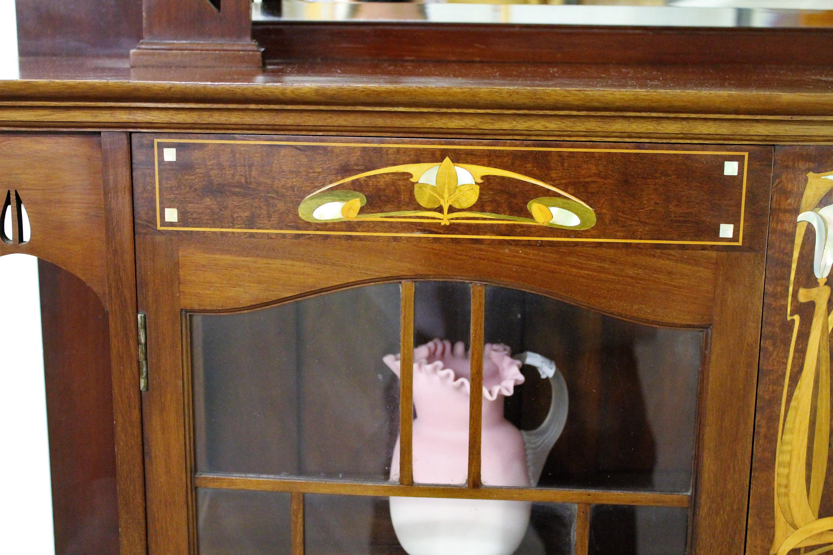 Englischer Jugendstil-Vitrinenschrank aus Mahagoni mit Intarsien aus dem 19. 1