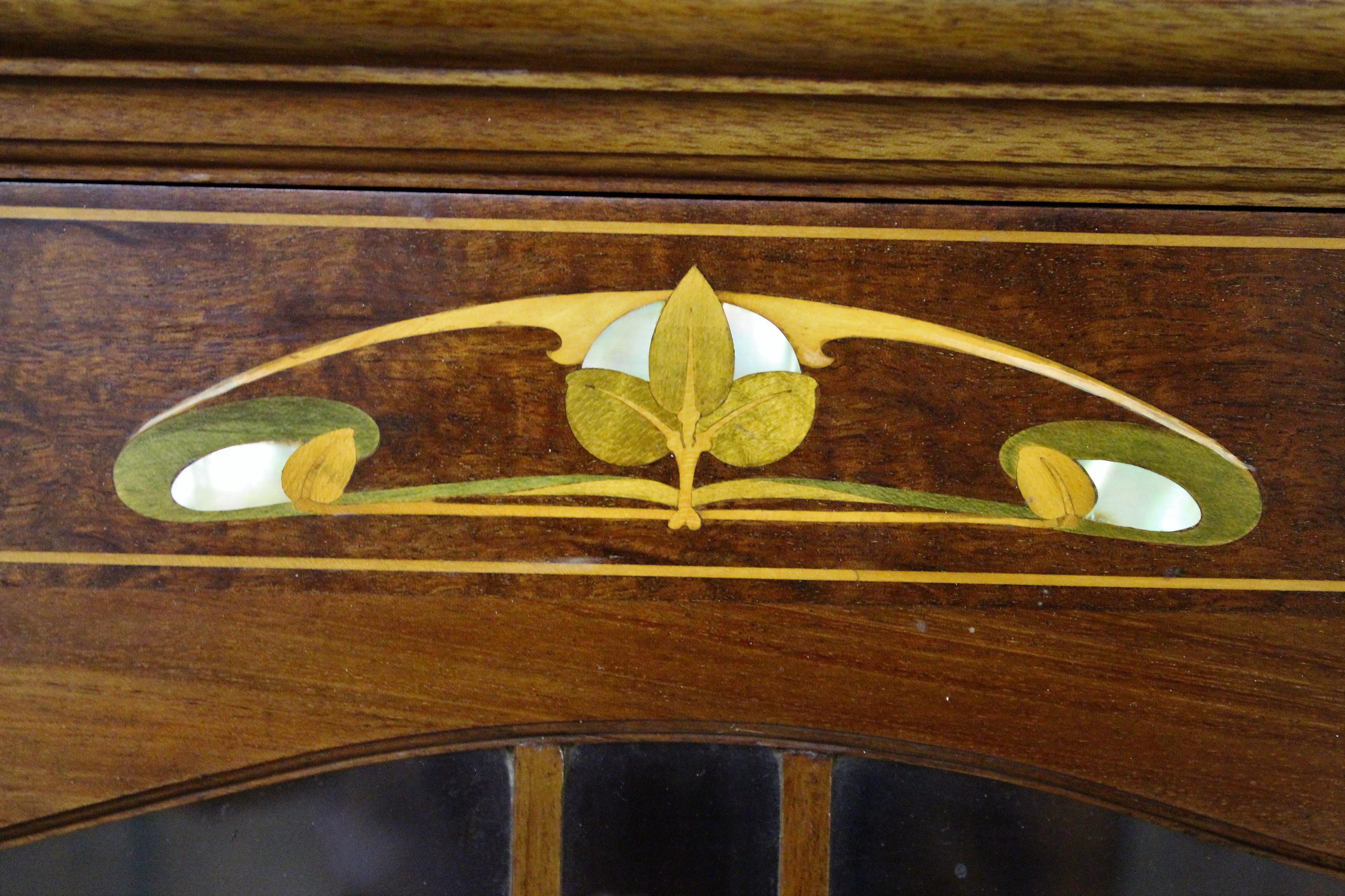 Englischer Jugendstil-Vitrinenschrank aus Mahagoni mit Intarsien aus dem 19. 2