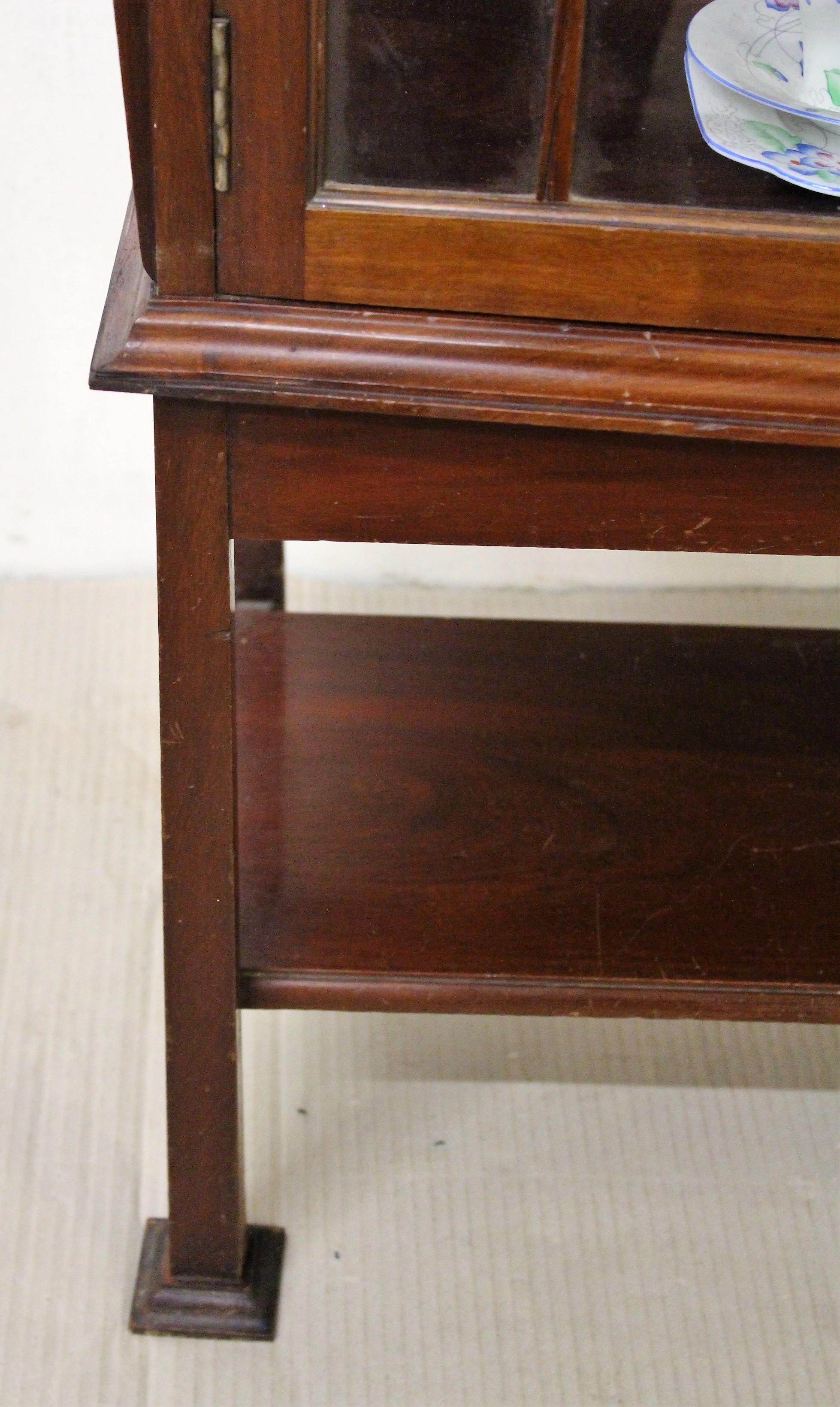 Englischer Jugendstil-Vitrinenschrank aus Mahagoni mit Intarsien aus dem 19. 3