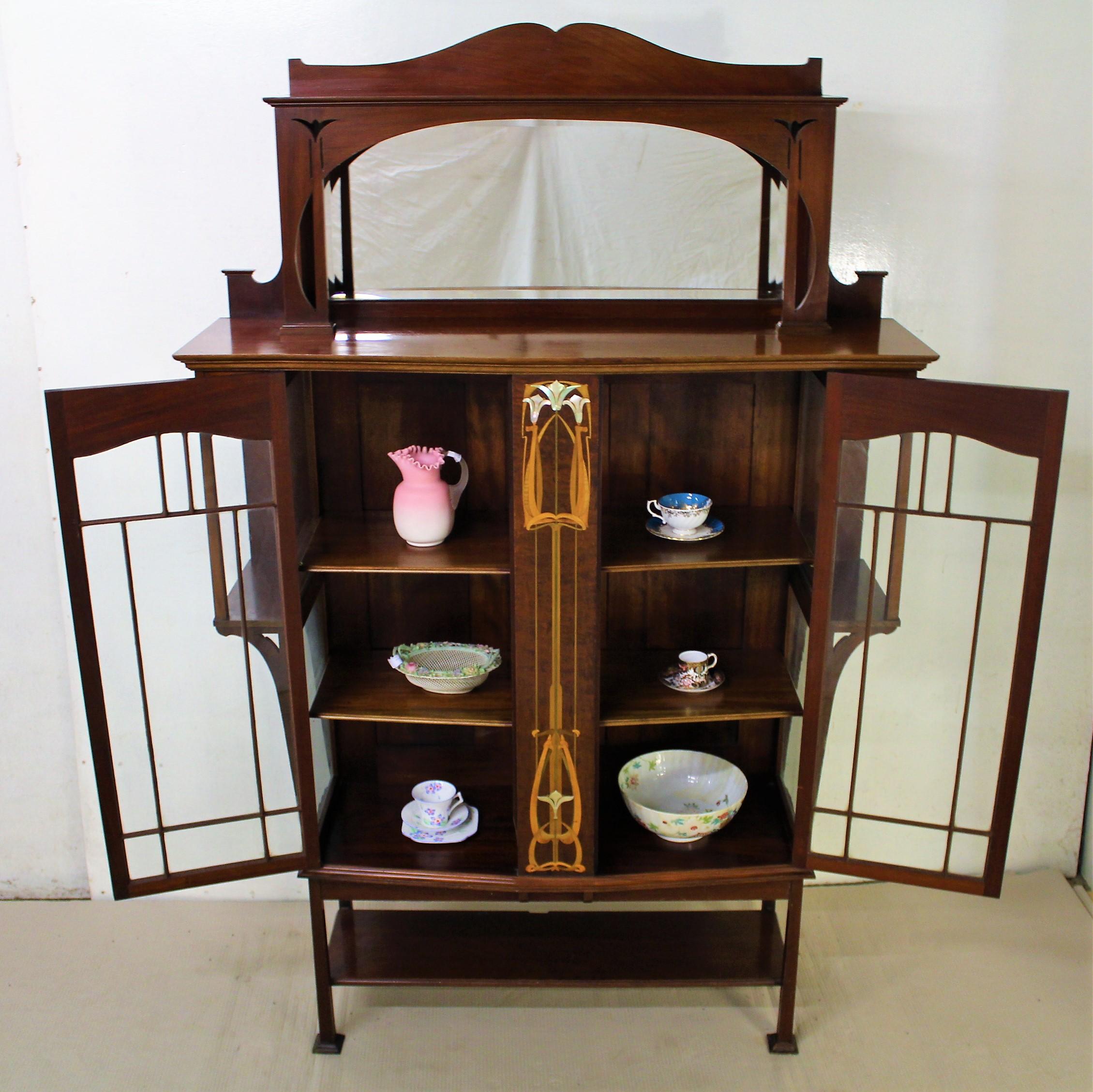 Englischer Jugendstil-Vitrinenschrank aus Mahagoni mit Intarsien aus dem 19. 4