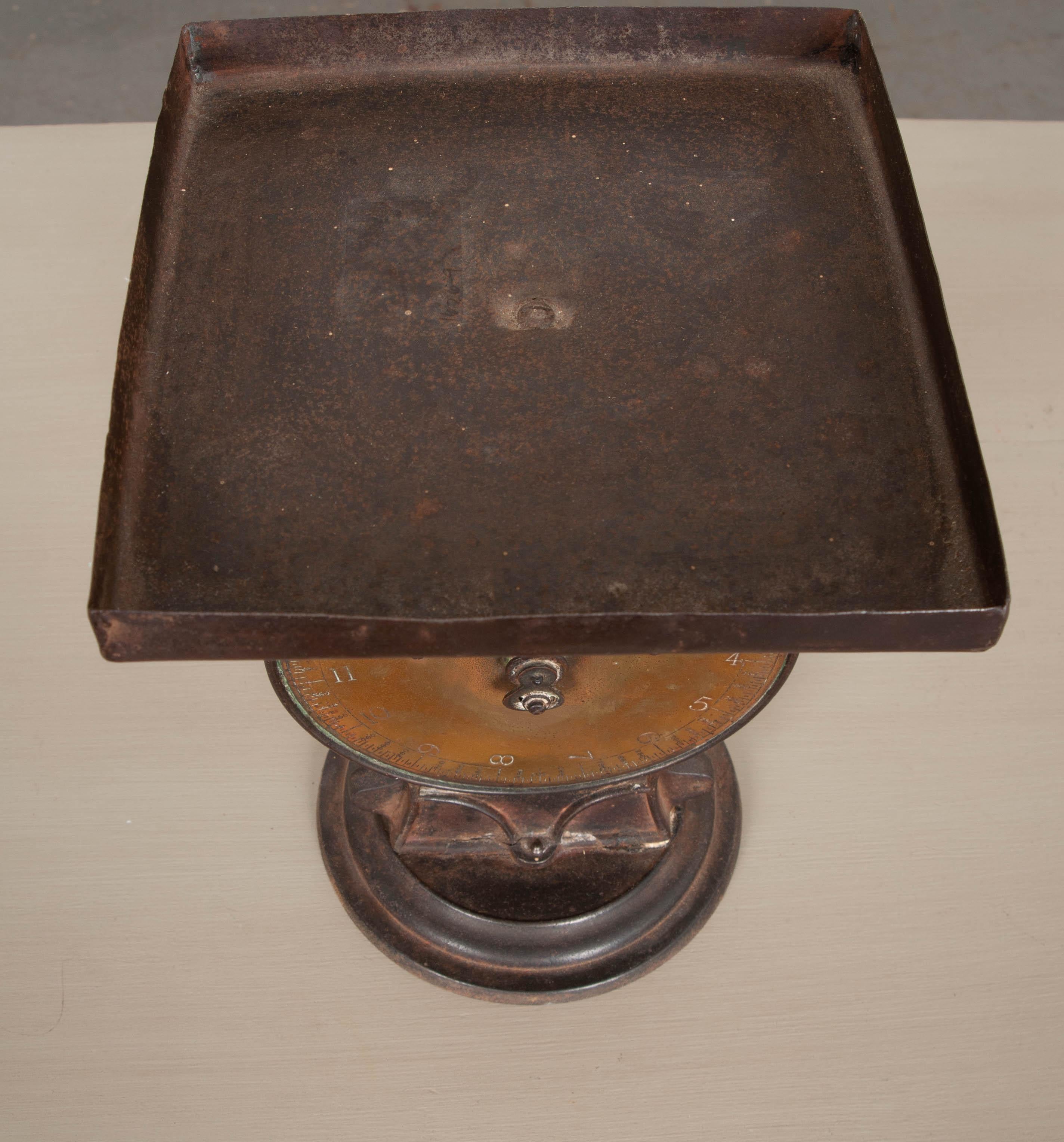 English 19th Century Iron and Brass Culinary Scale In Good Condition In Baton Rouge, LA