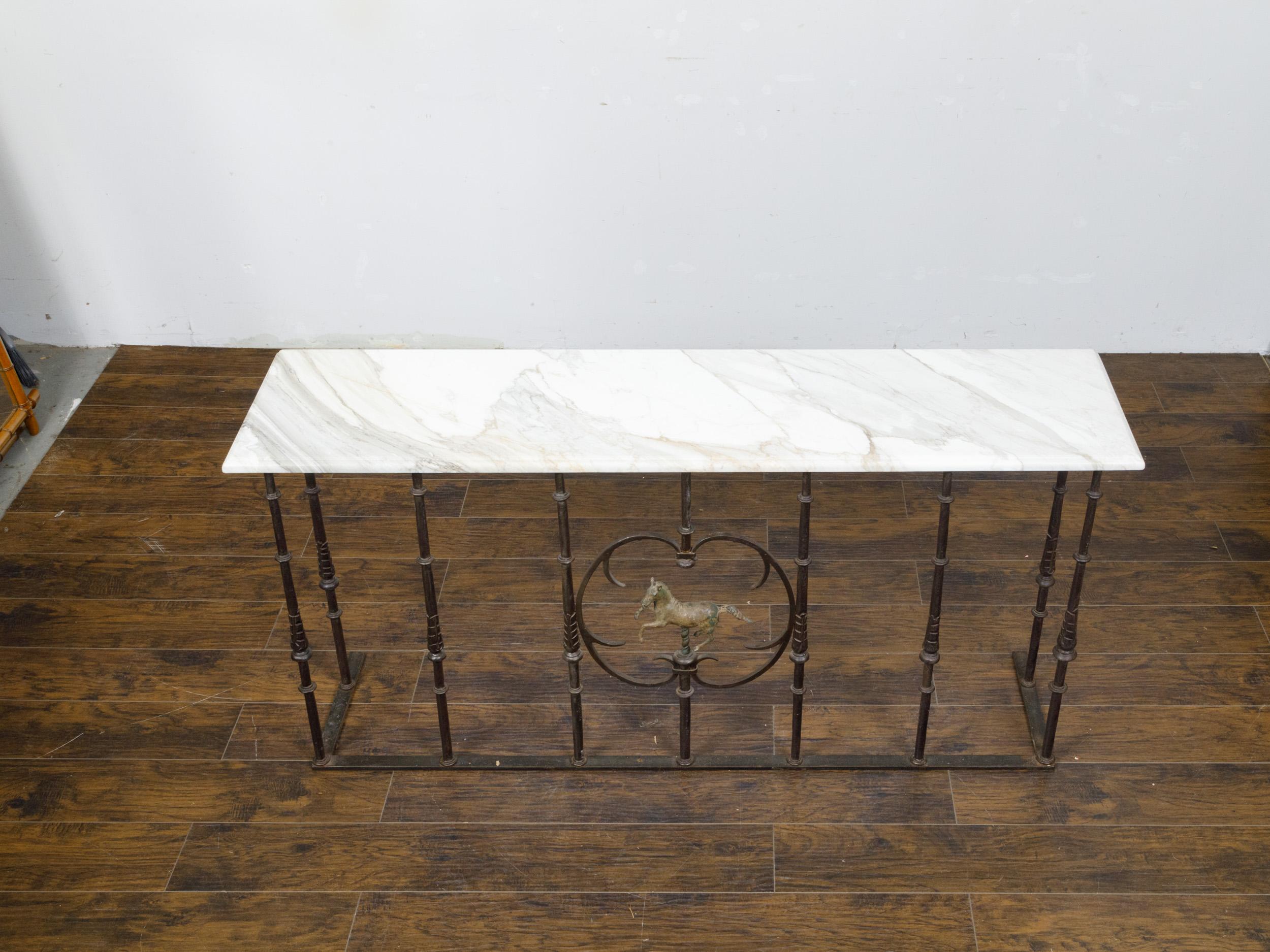 Table console anglaise du 19ème siècle avec plateau en marbre blanc et cheval en bronze en vente 4